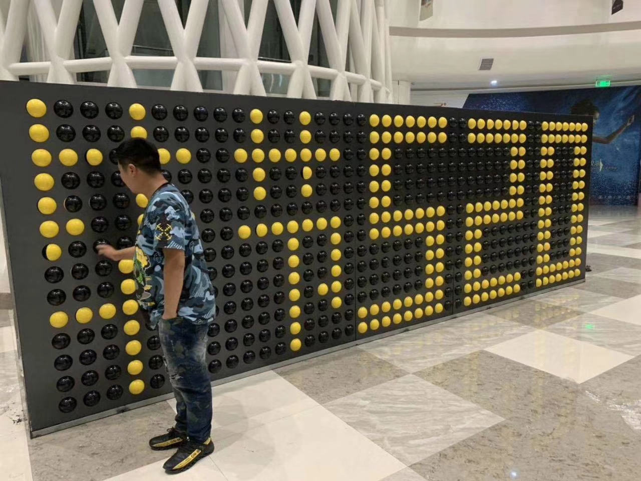 双色翻转球墙 形象展示墙 LOGO展示墙 网红游乐设备
