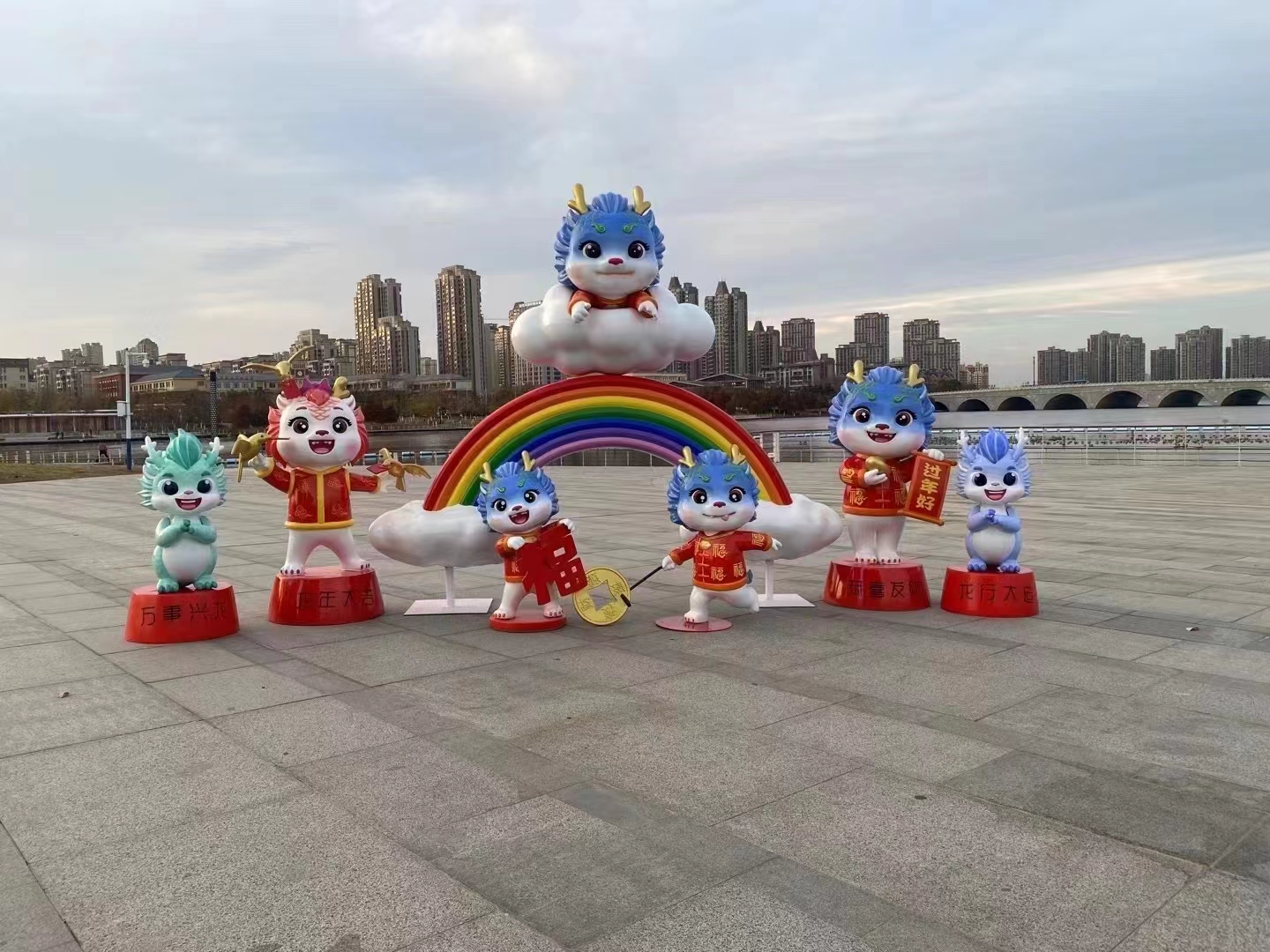 春节龙年吉祥物