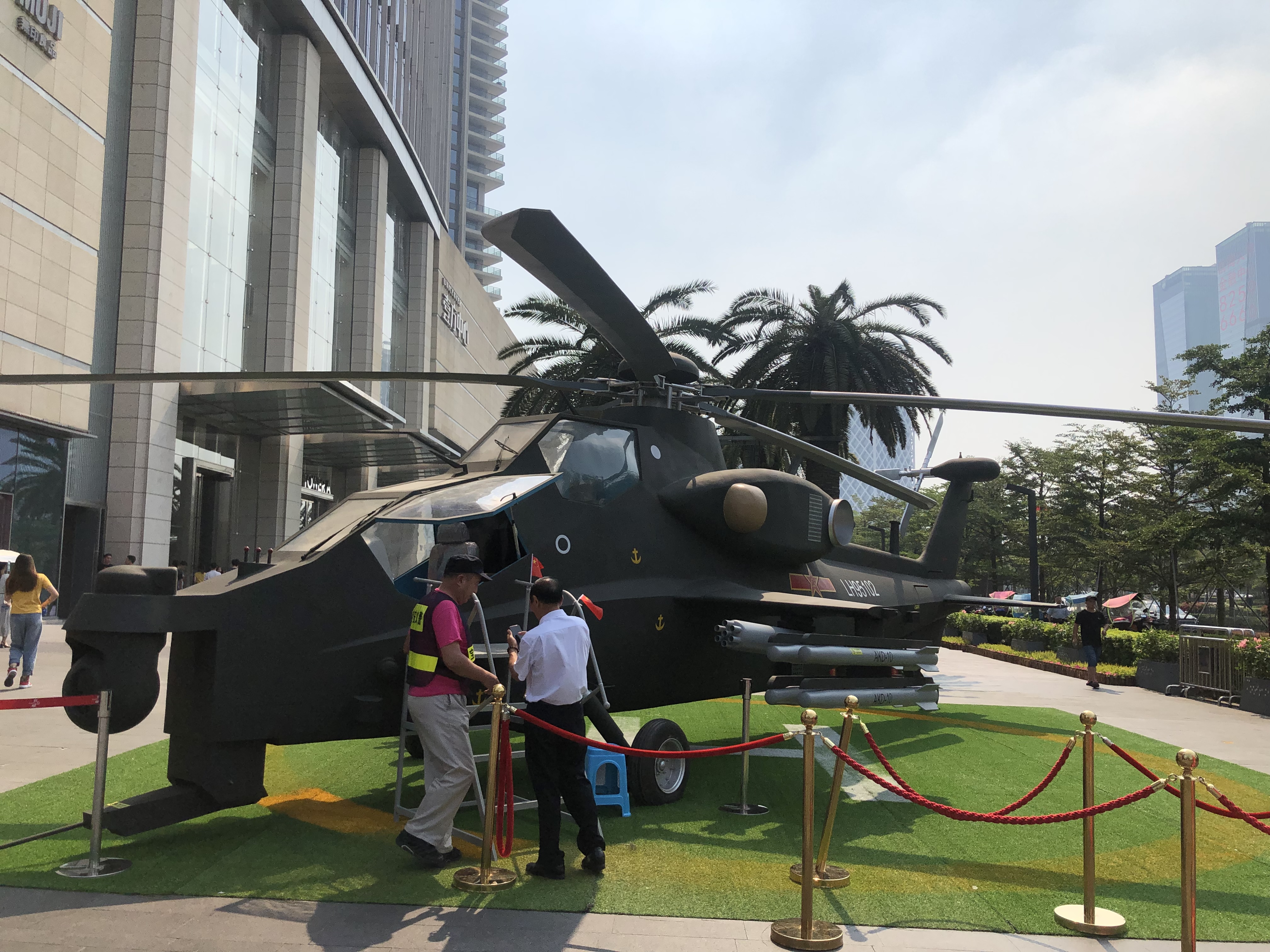 军事模型展国防教育军工展武直十武装直升机