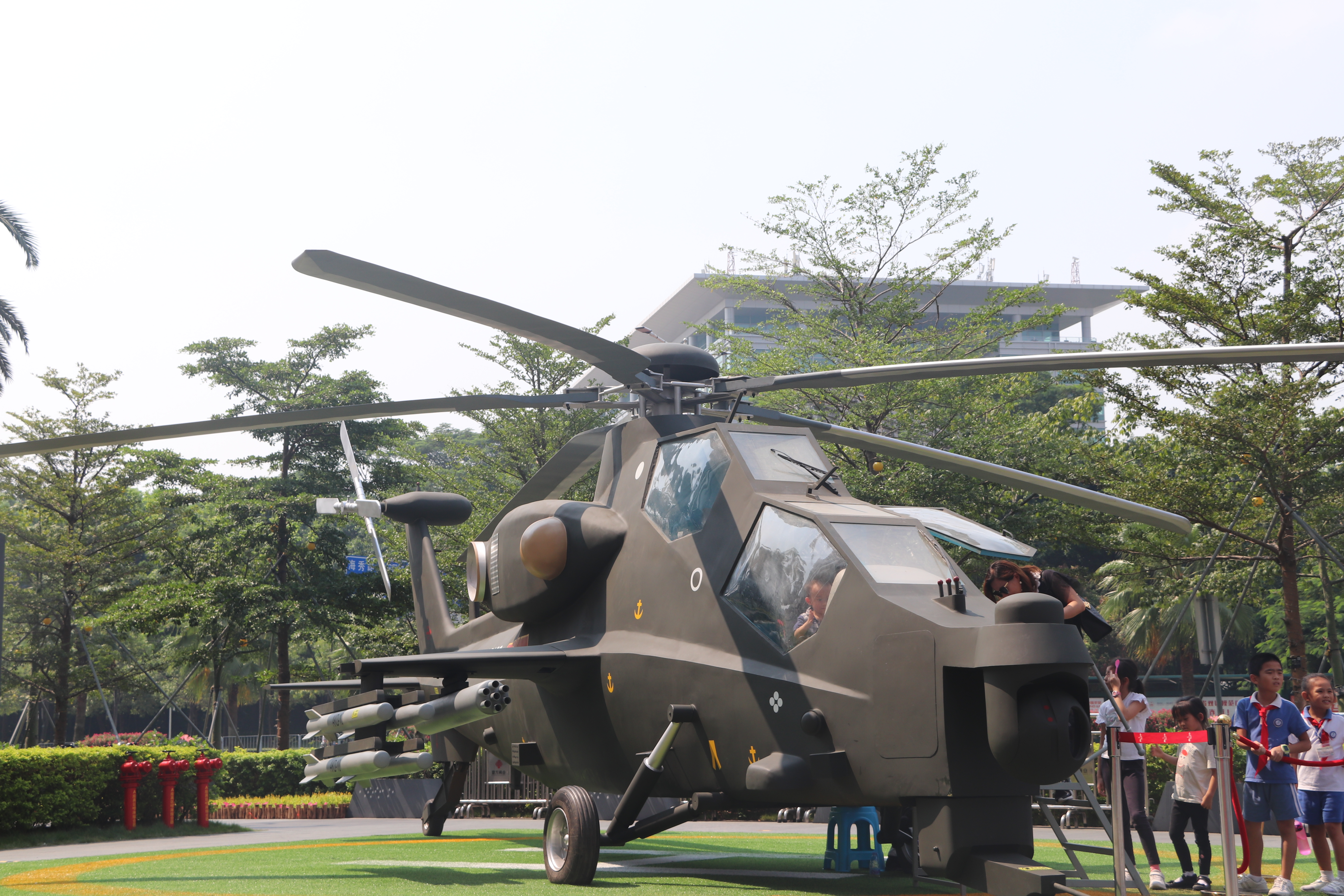 军事模型展国防教育军工展武直十武装直升机