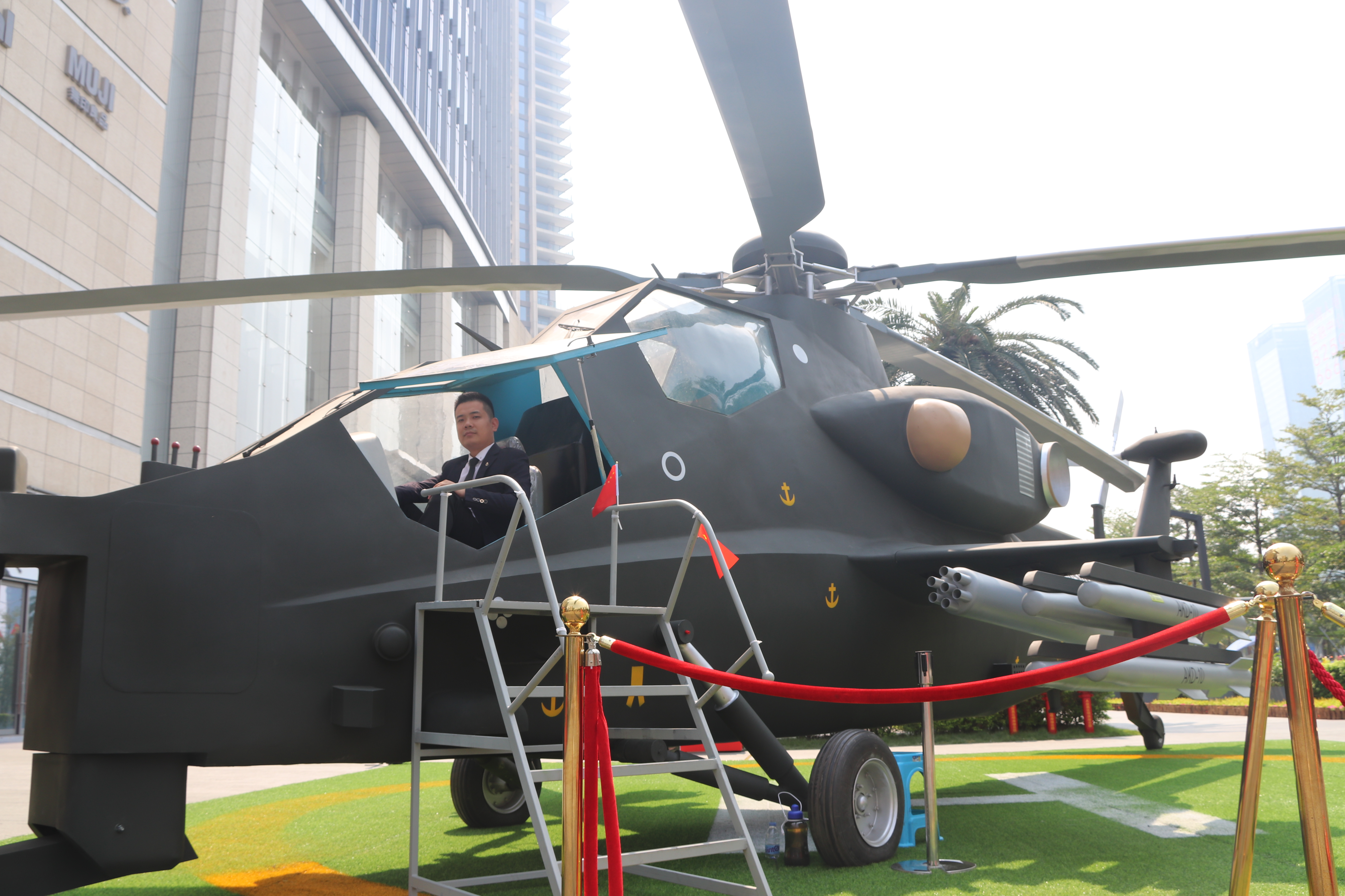 军事模型展国防教育军工展武直十武装直升机