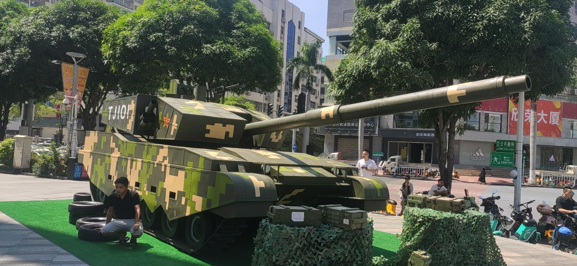 军事展99式坦克模型开动坦克暖场