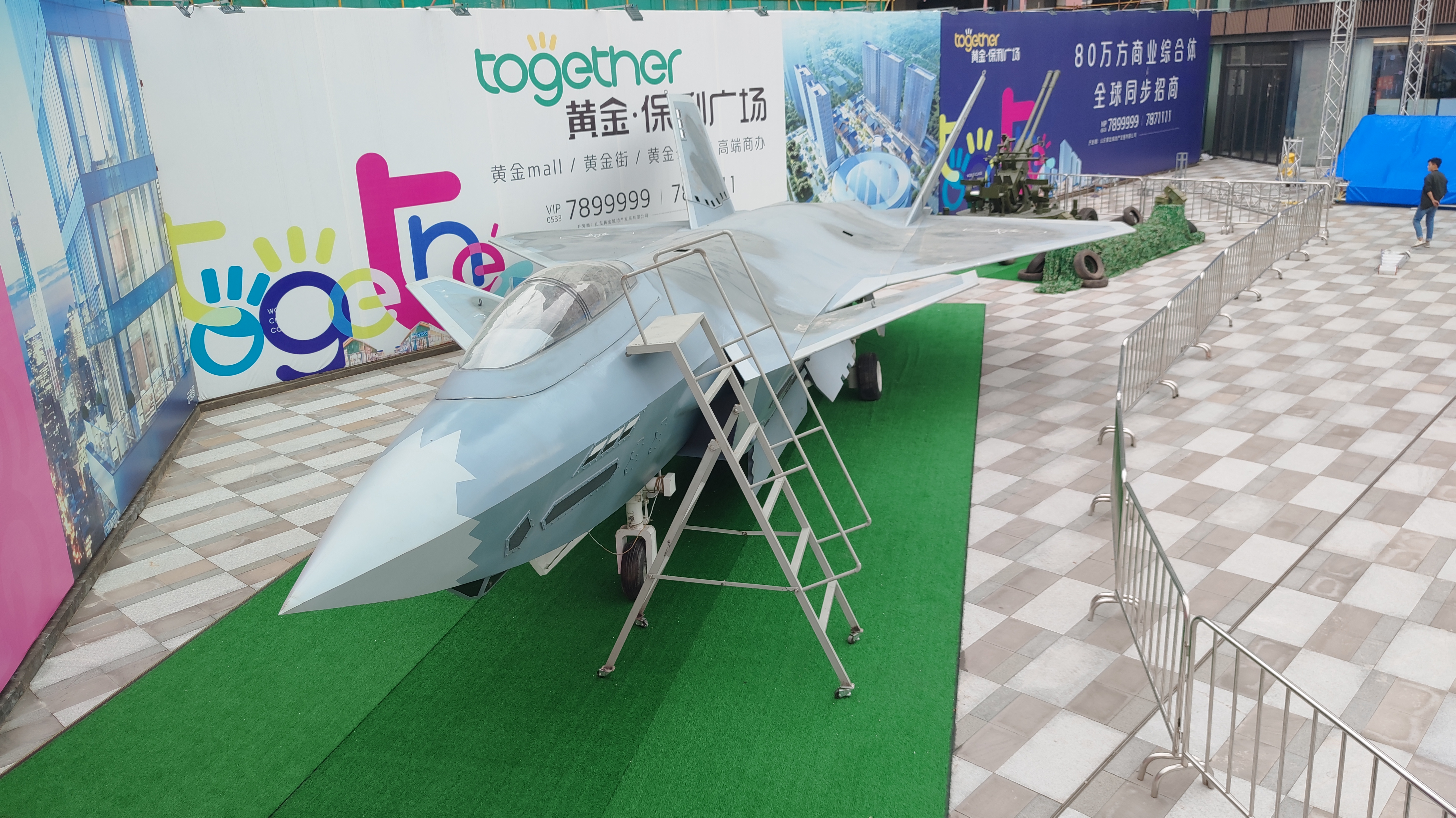 军事展99式坦克模型开动坦克暖场