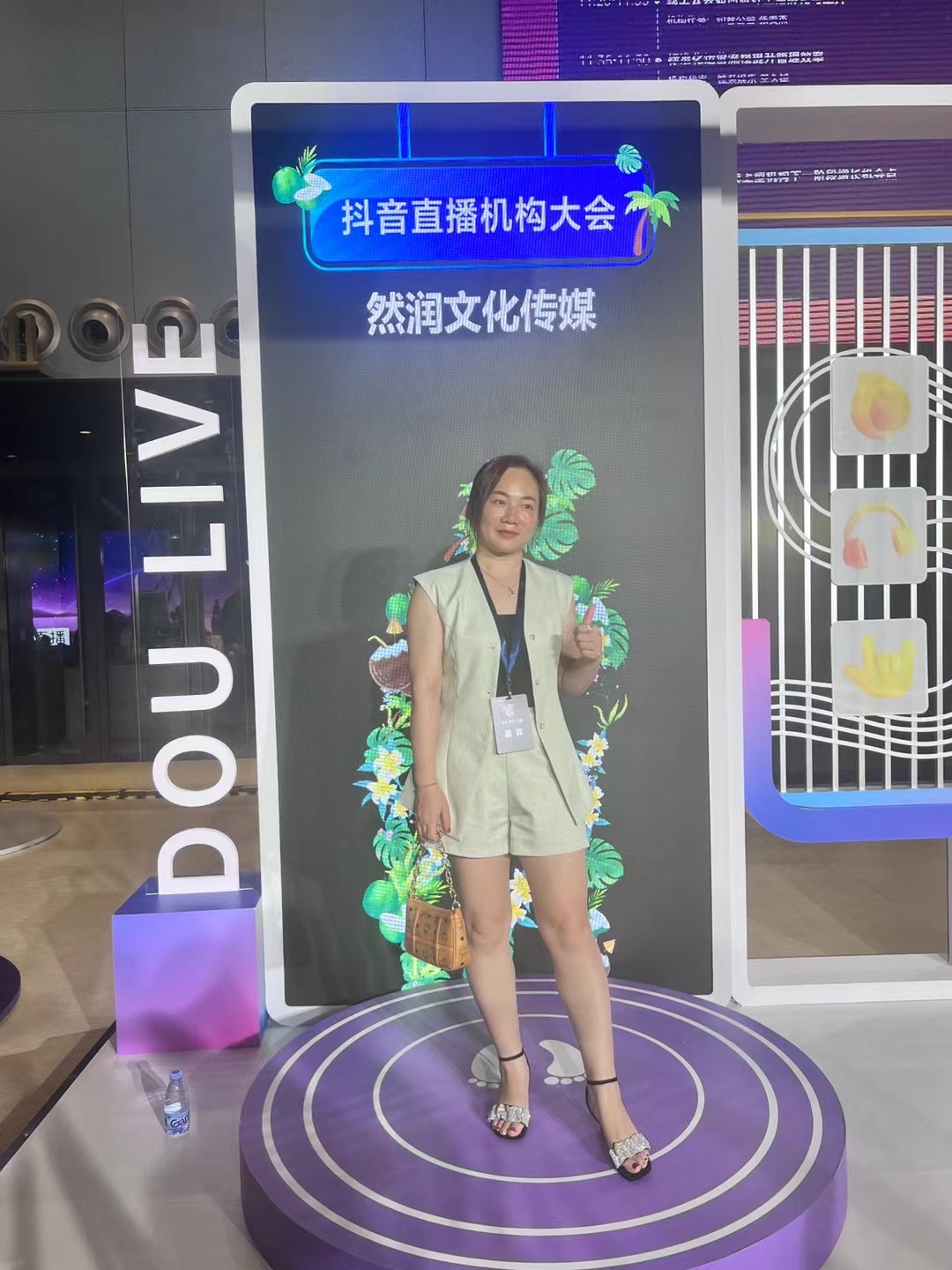签到互动合影墙 创意体感互动合影  体感生花互动合影  