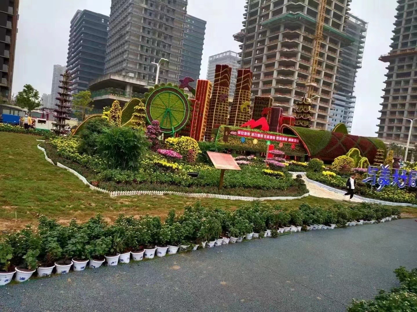 稻草人绿雕景观大型动物艺术农场景区农家乐大猩猩谷仓摆件