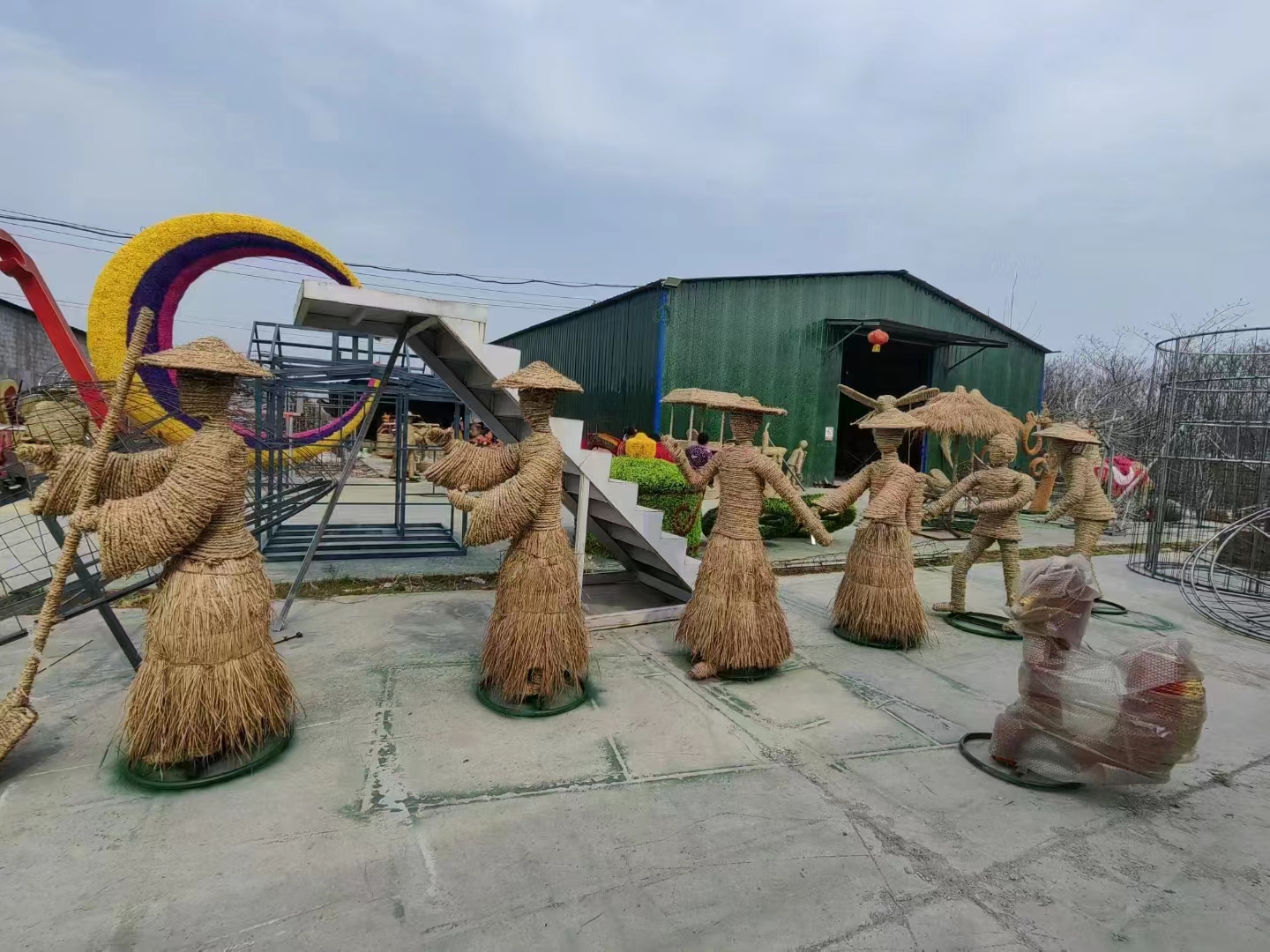 稻草人绿雕景观大型动物艺术农场景区农家乐大猩猩谷仓摆件