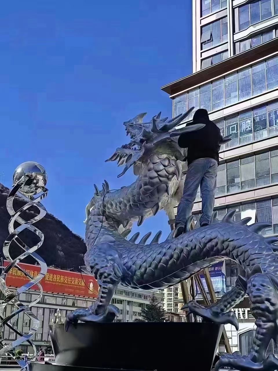大型不锈钢雕塑定制广告水景抽象校园林摆件镂空户外标识镜面锻造