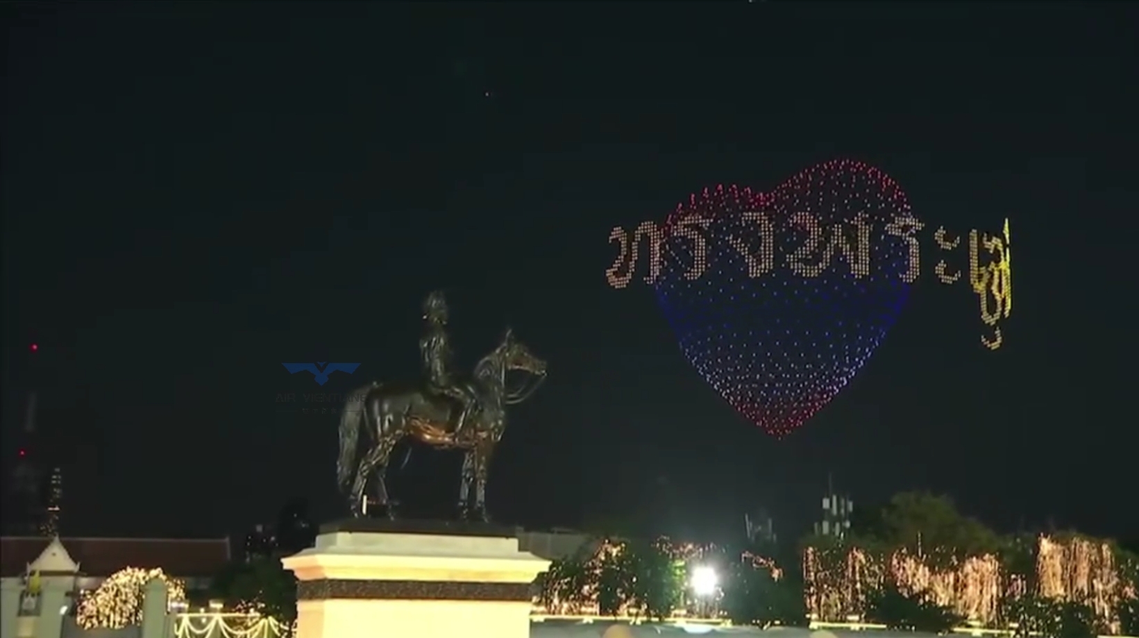 泰国国王72岁生日大阅兵，中国2000台无人机现场助阵 