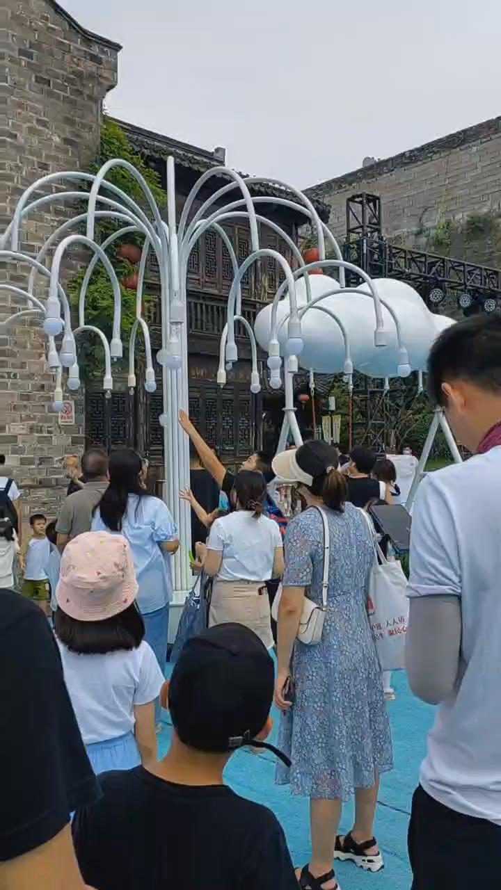 南京宝骏云朵车新品发布会烟炮树云朵秋千 