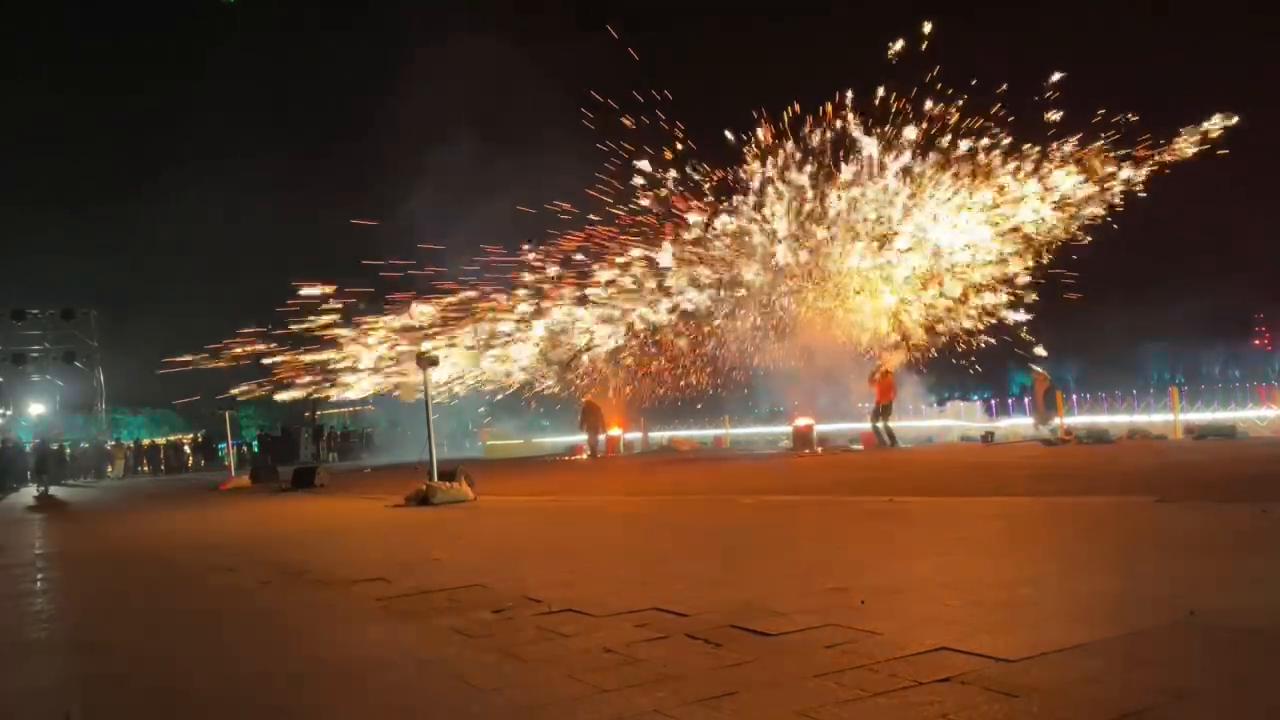 浙江绍兴—银泰城—非遗文化打铁花表演