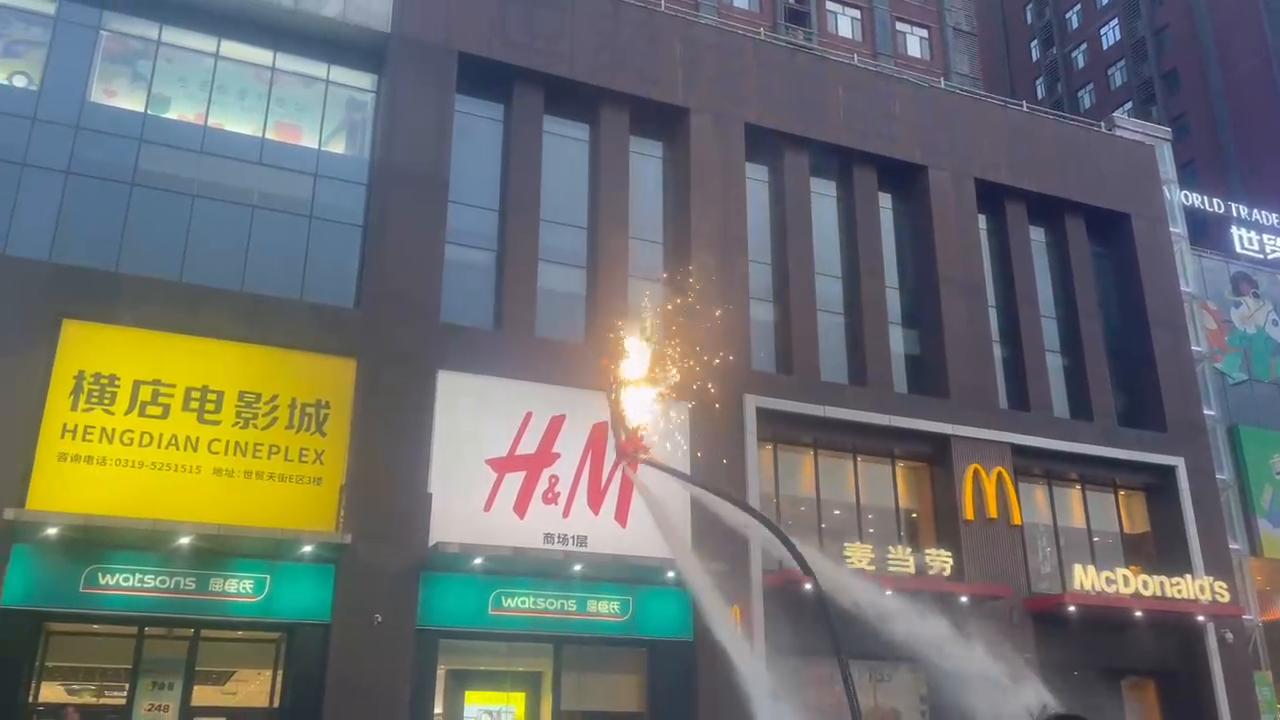 世贸天街河北邢台水上飞人