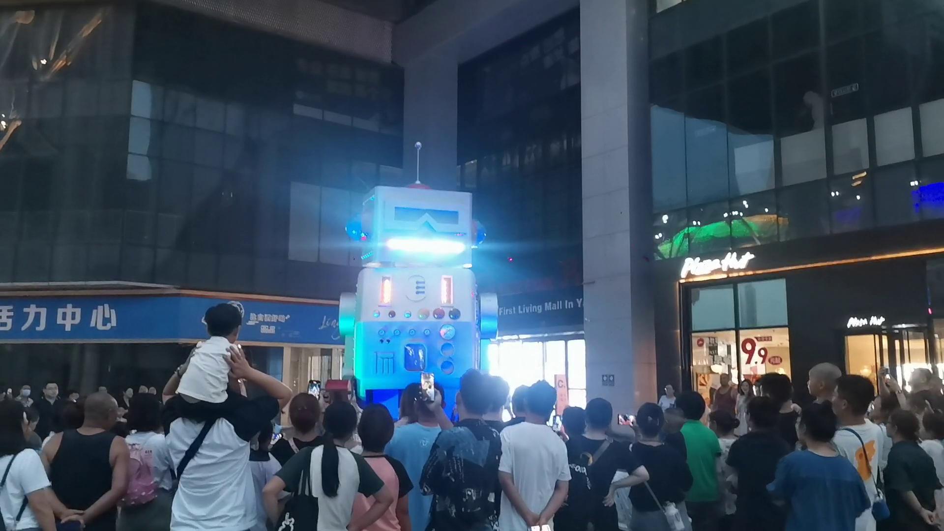 大型机器人《马克》展示巡演
