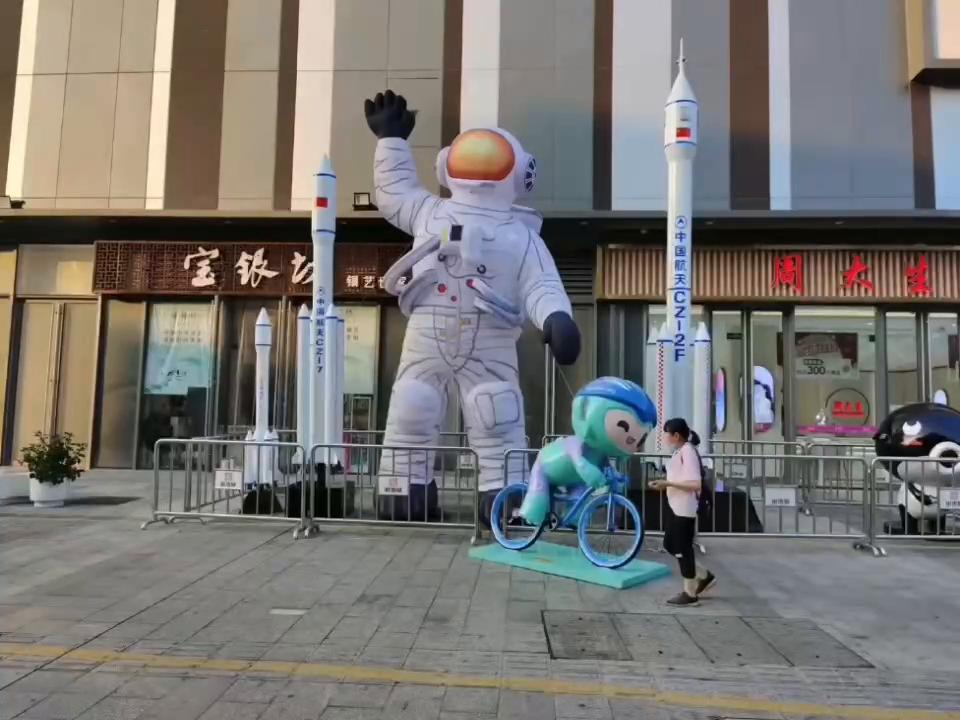 杭州，银泰城航天展