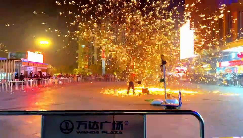 万达广场非遗传承打铁花表演