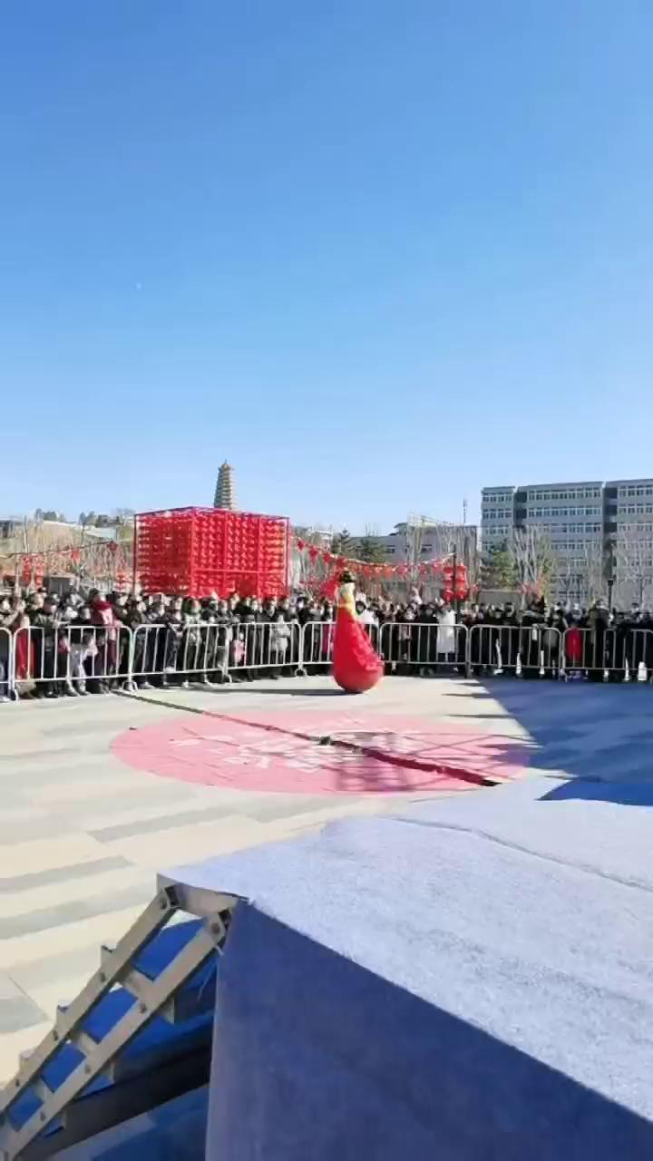 榆林林霄广场不倒翁表演