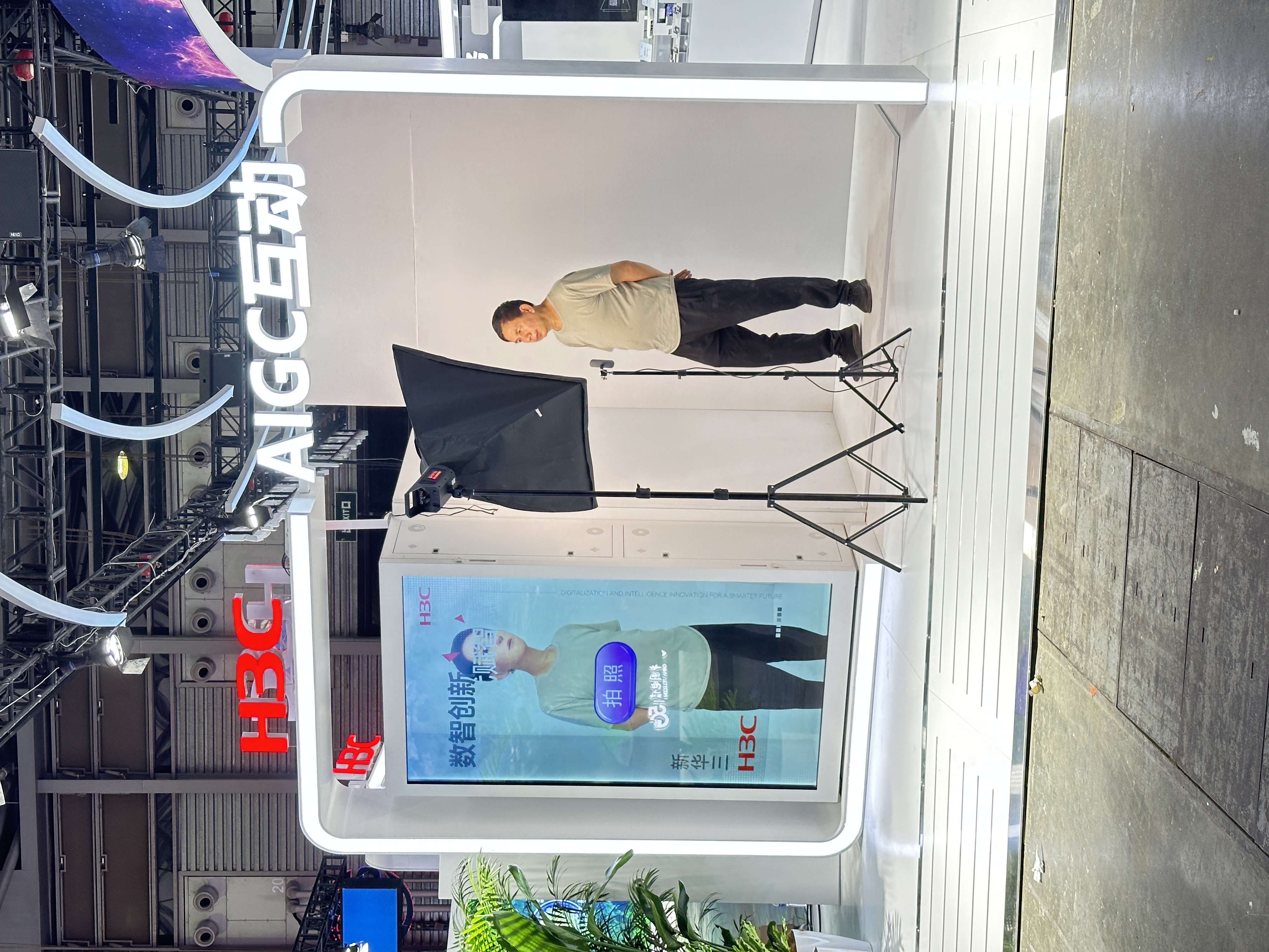 MWC顶级科技盛会 H3C定制卡通拍照