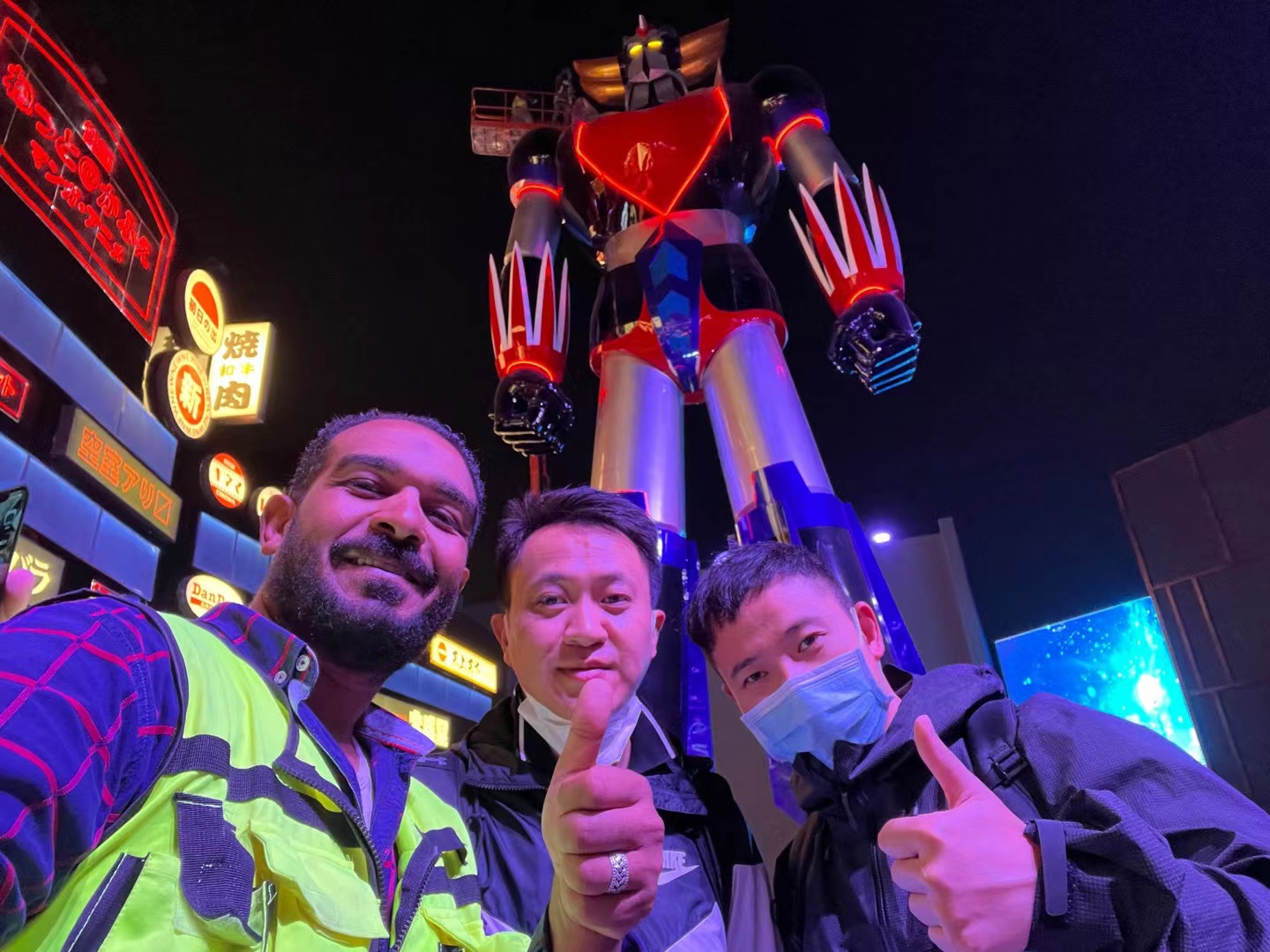 巨型机器人从打样制作运输安装一条龙服务