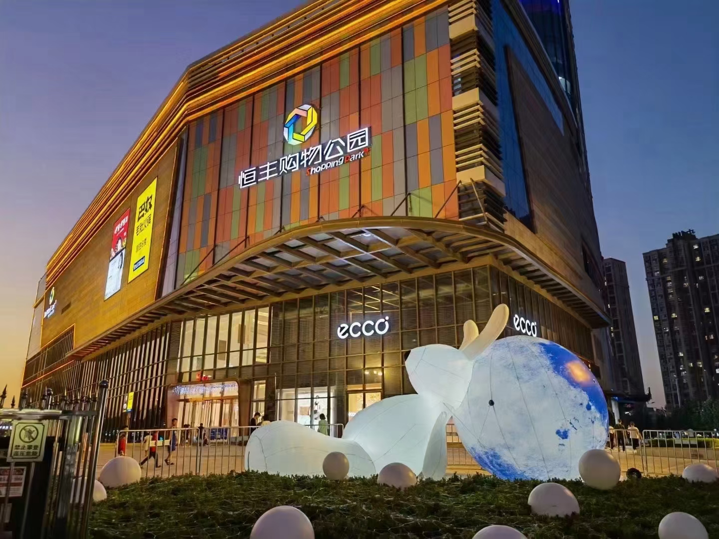 充气月球宇航员  发光兔子 兔子靠月