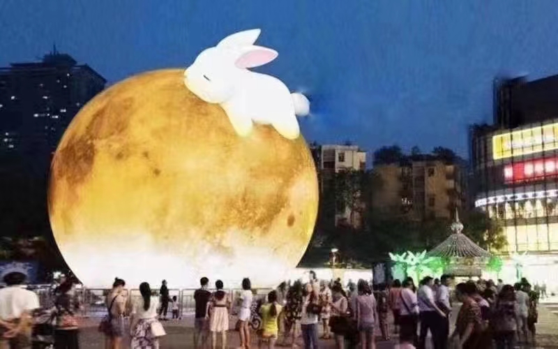 充气月球宇航员  发光兔子 兔子靠月