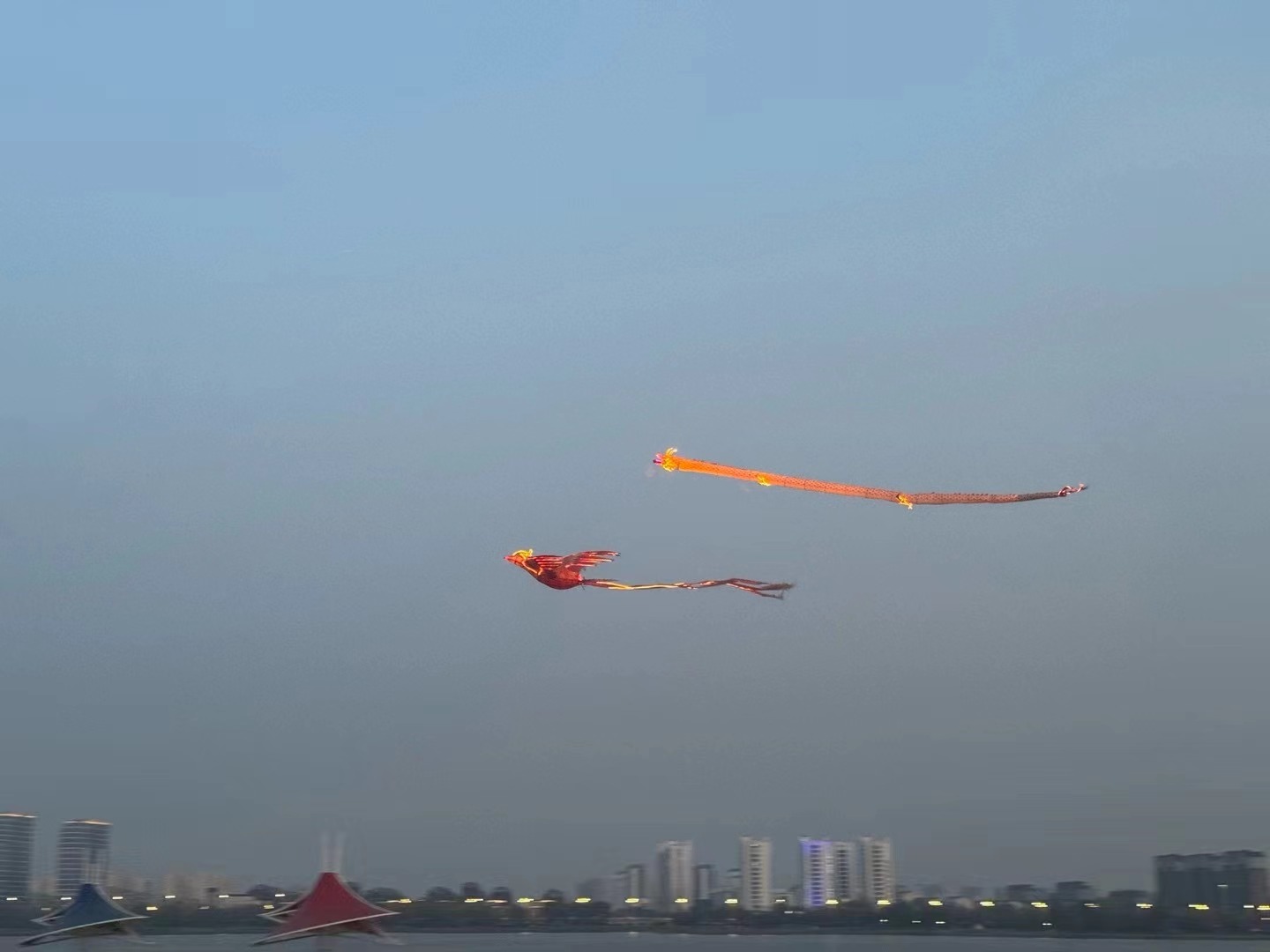 网红飞天凤凰龙凤呈祥表演