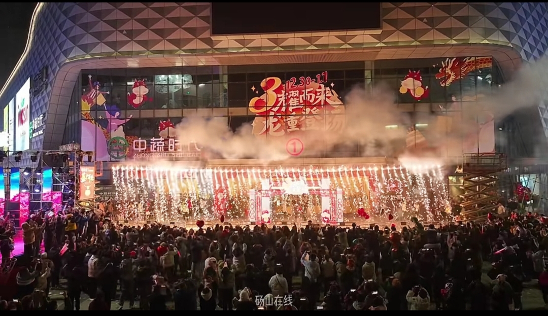 烟花瀑布精彩表演