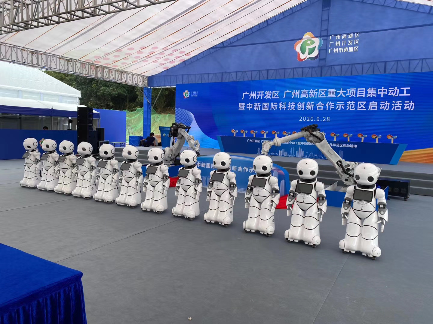 优友讲解舞蹈广告迎宾互动带路机器人租赁