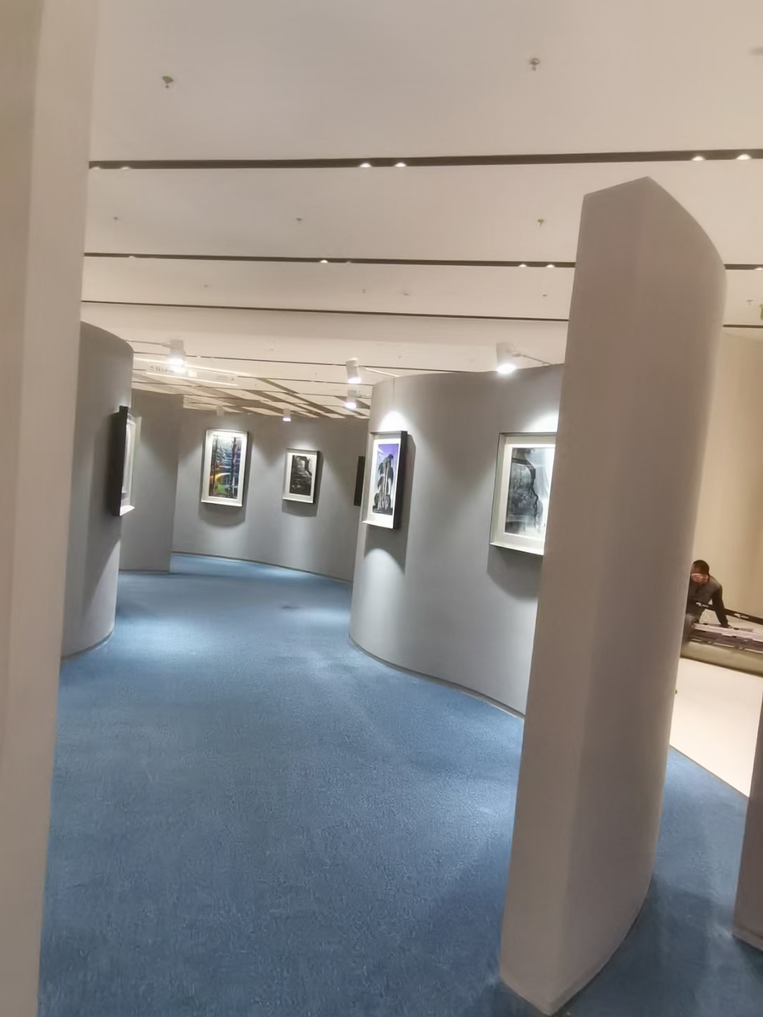 展览美陈制作-梦幻现实主义版画展