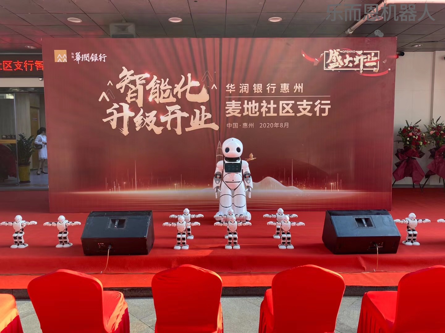 跳舞机器人迎宾讲解互动广告机器人