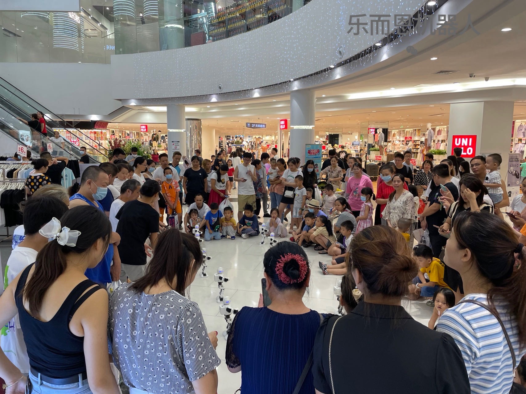 跳舞机器人迎宾讲解互动广告机器人