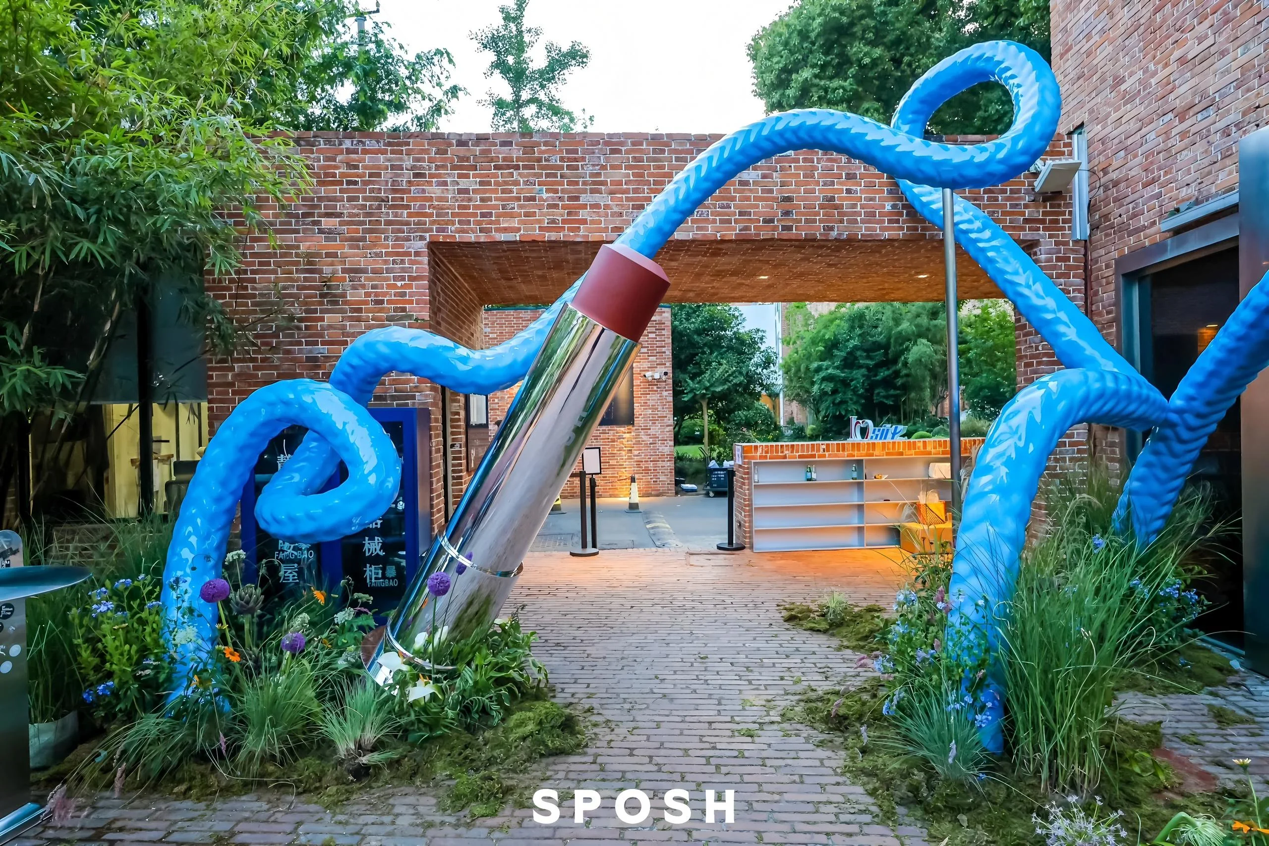 “out·land·ish” SPOSH快闪