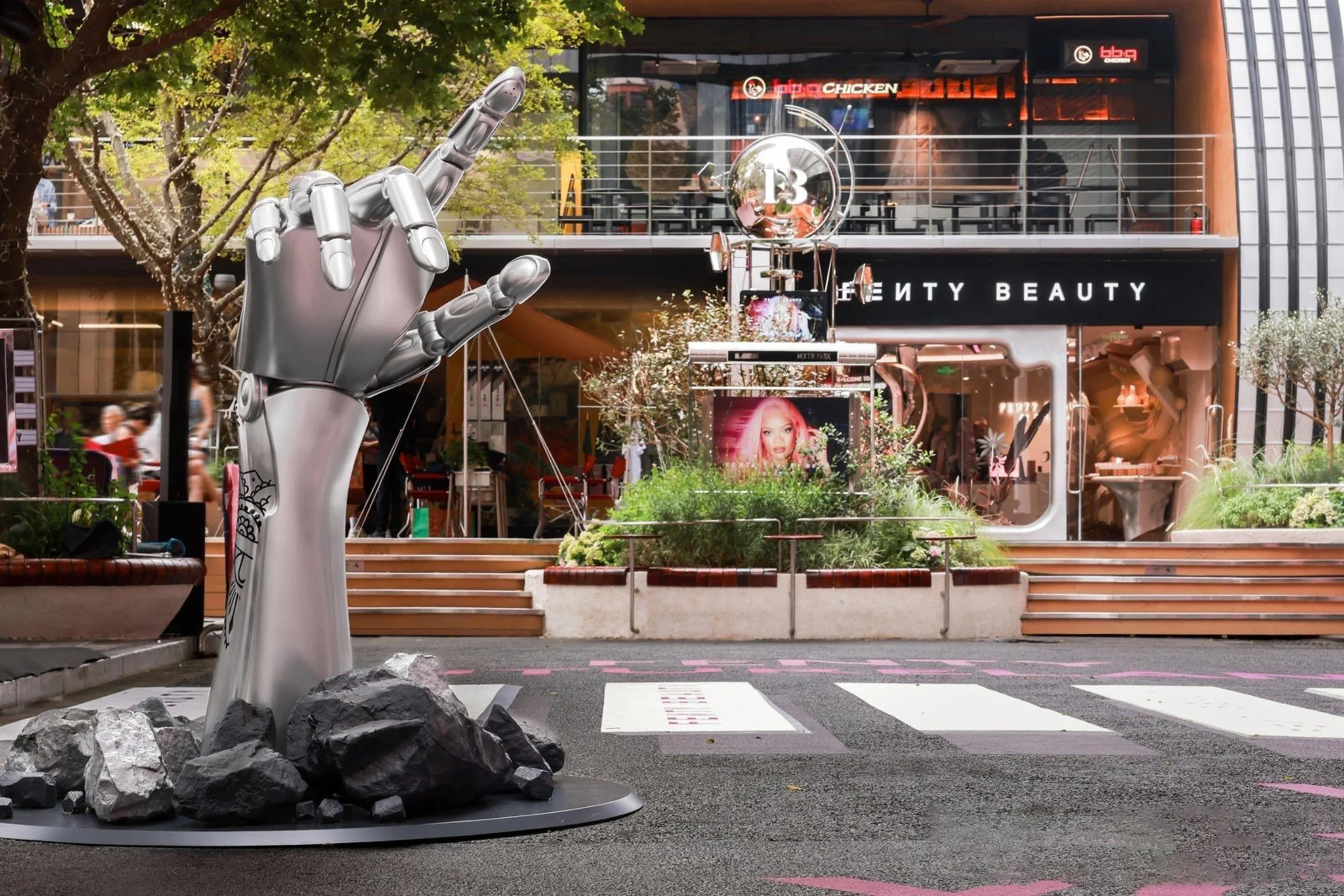 FENTY BEAUTY BY RIHANNA中国大陆首家概念店惊艳登陆深圳万象天地