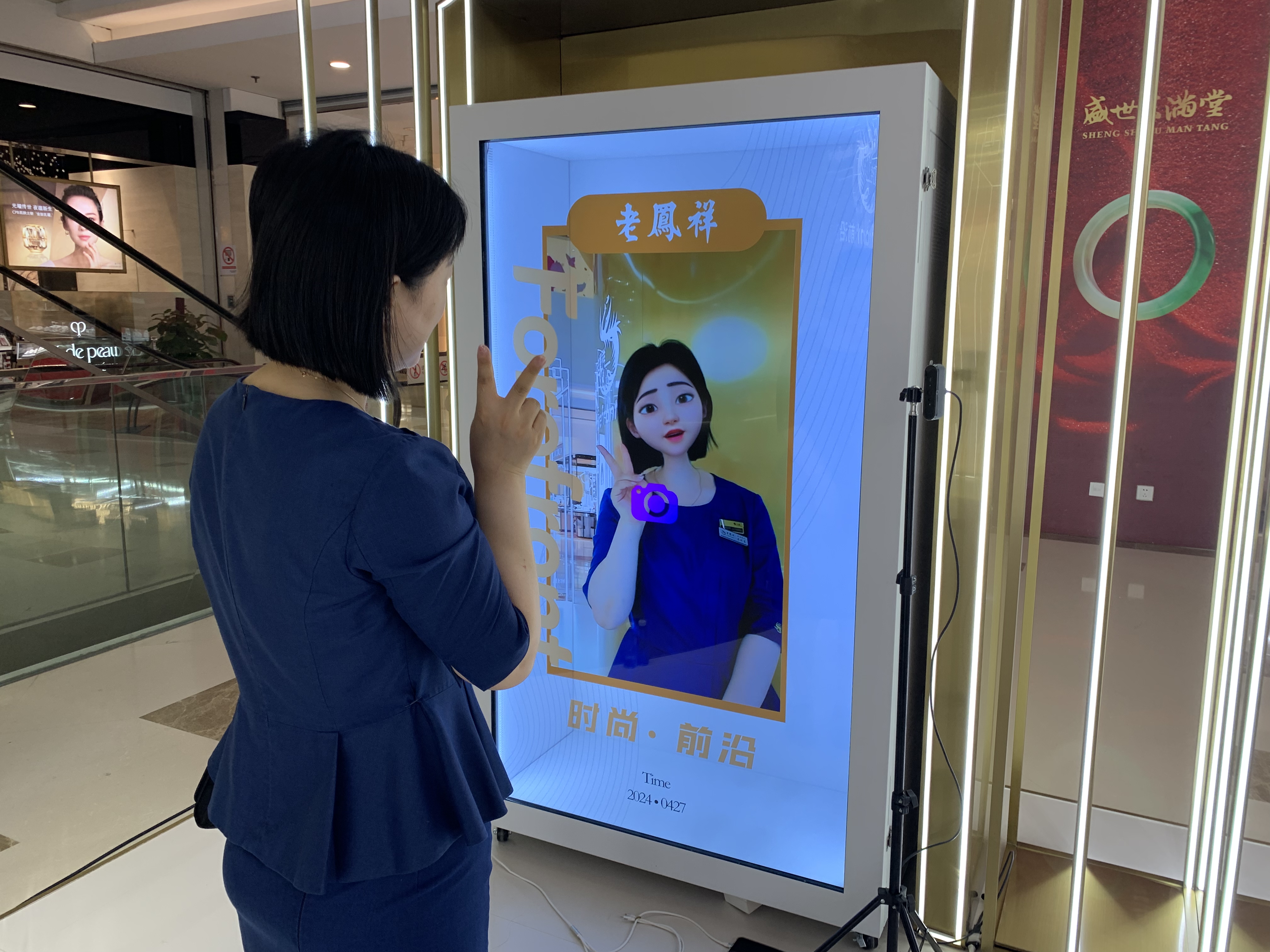 创意AI漫画脸大屏交互拍照现场扫码保存打印照片