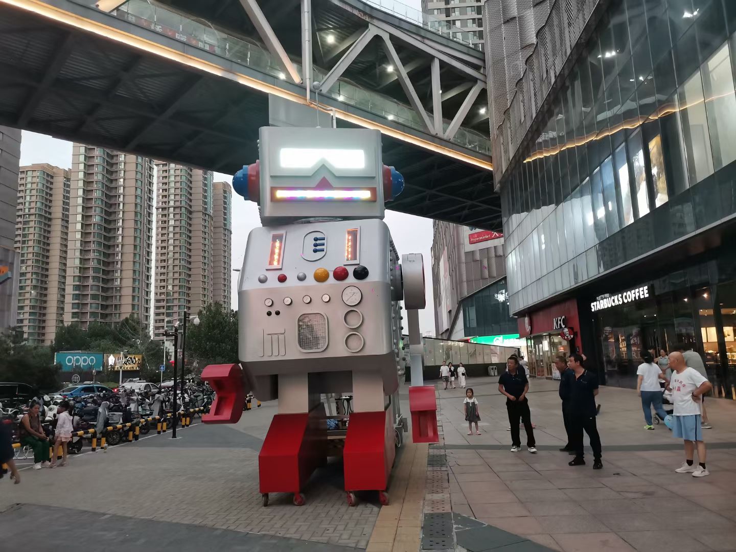 大型机器人《马克》巡演展示