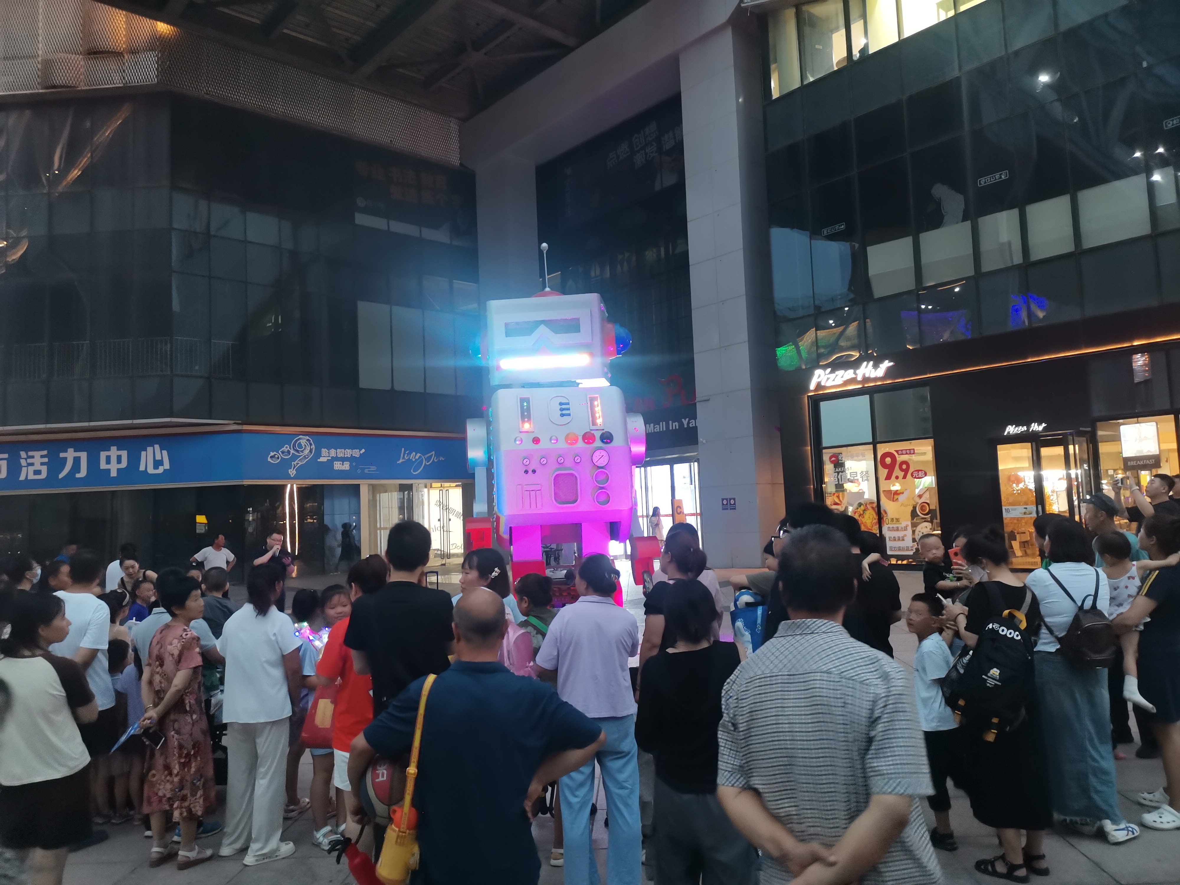 大型机器人《马克》巡演展示