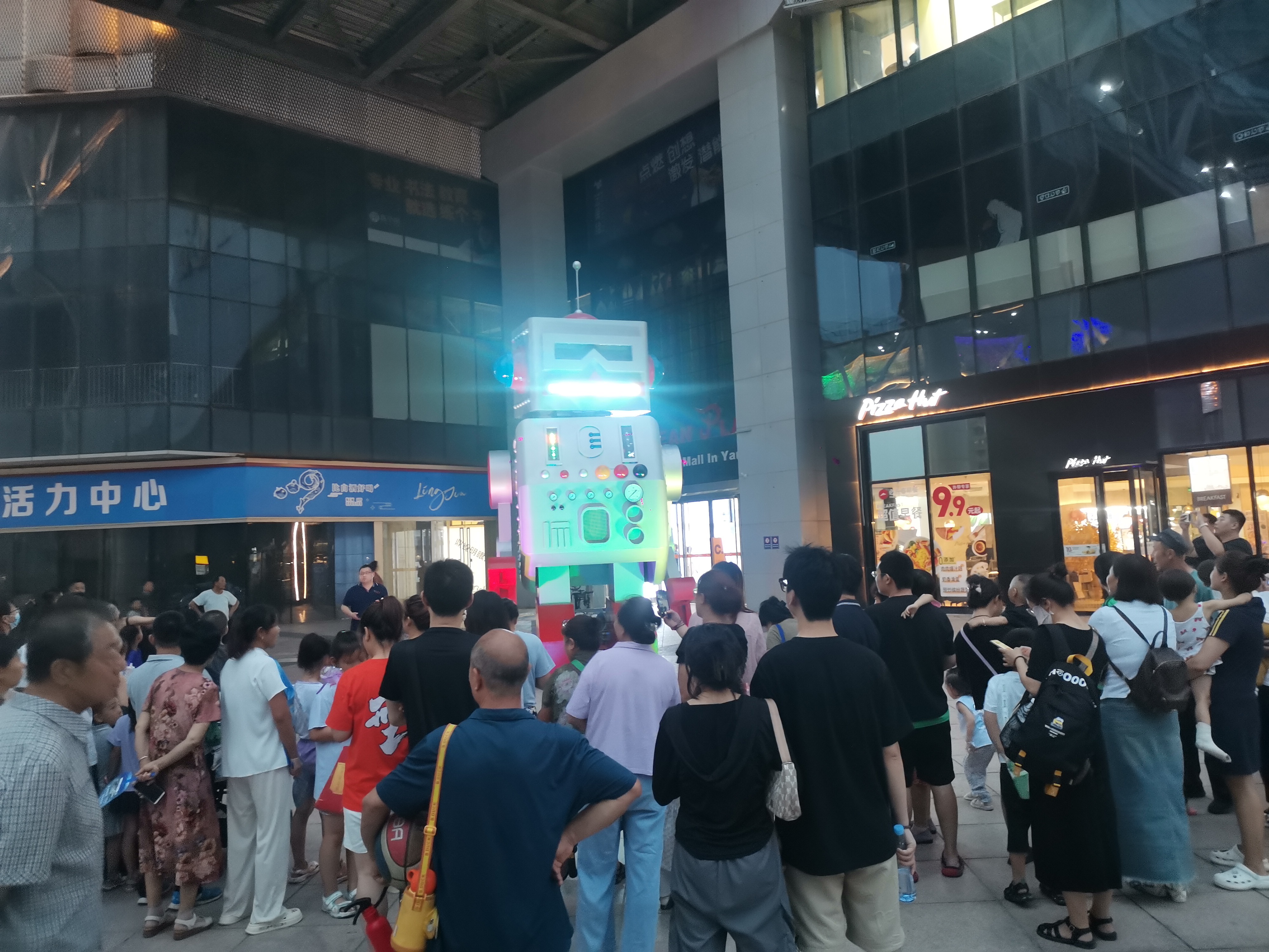 大型机器人《马克》巡演展示