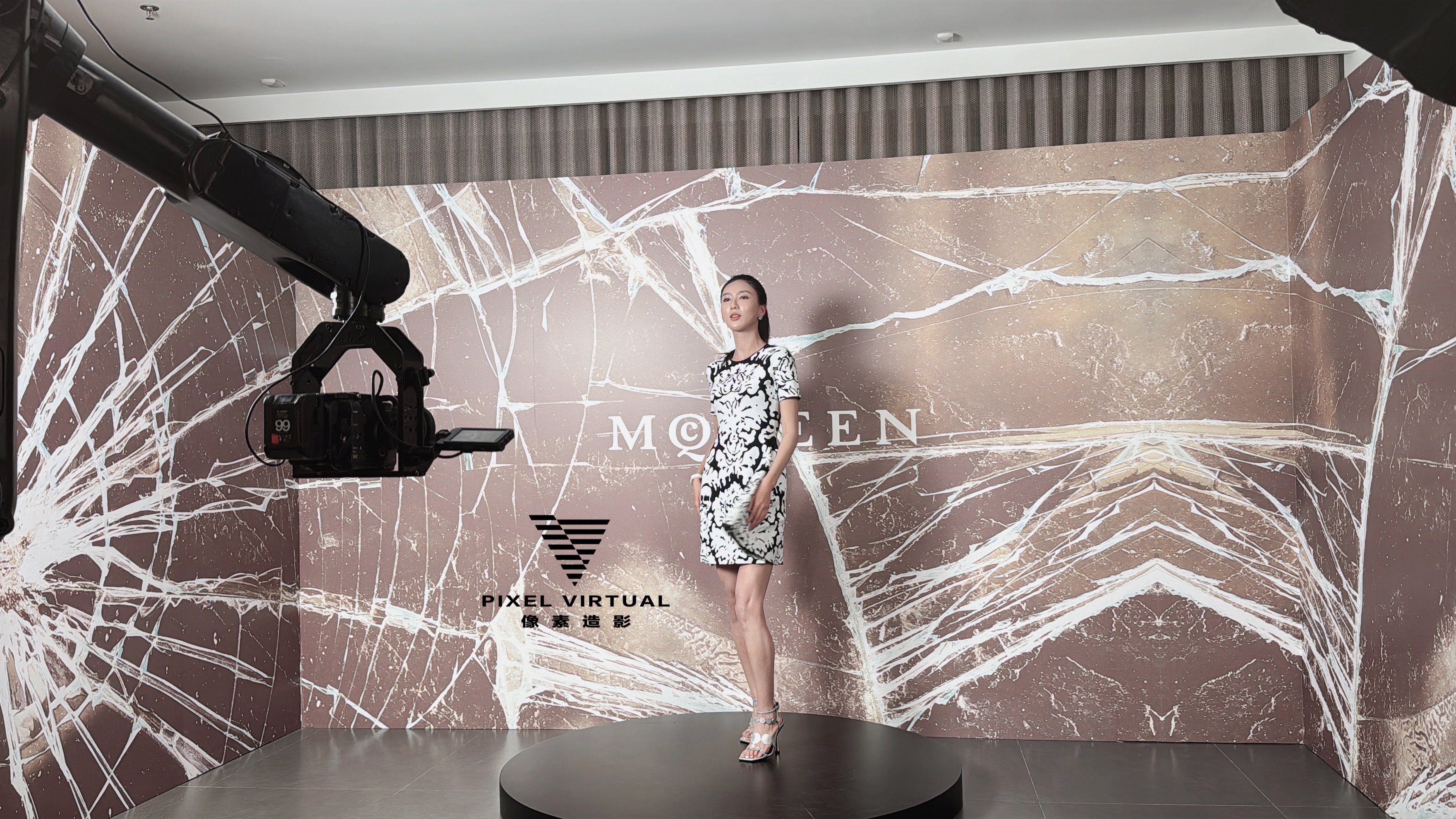 北京MQUEEN嘉年华机械臂拍照
