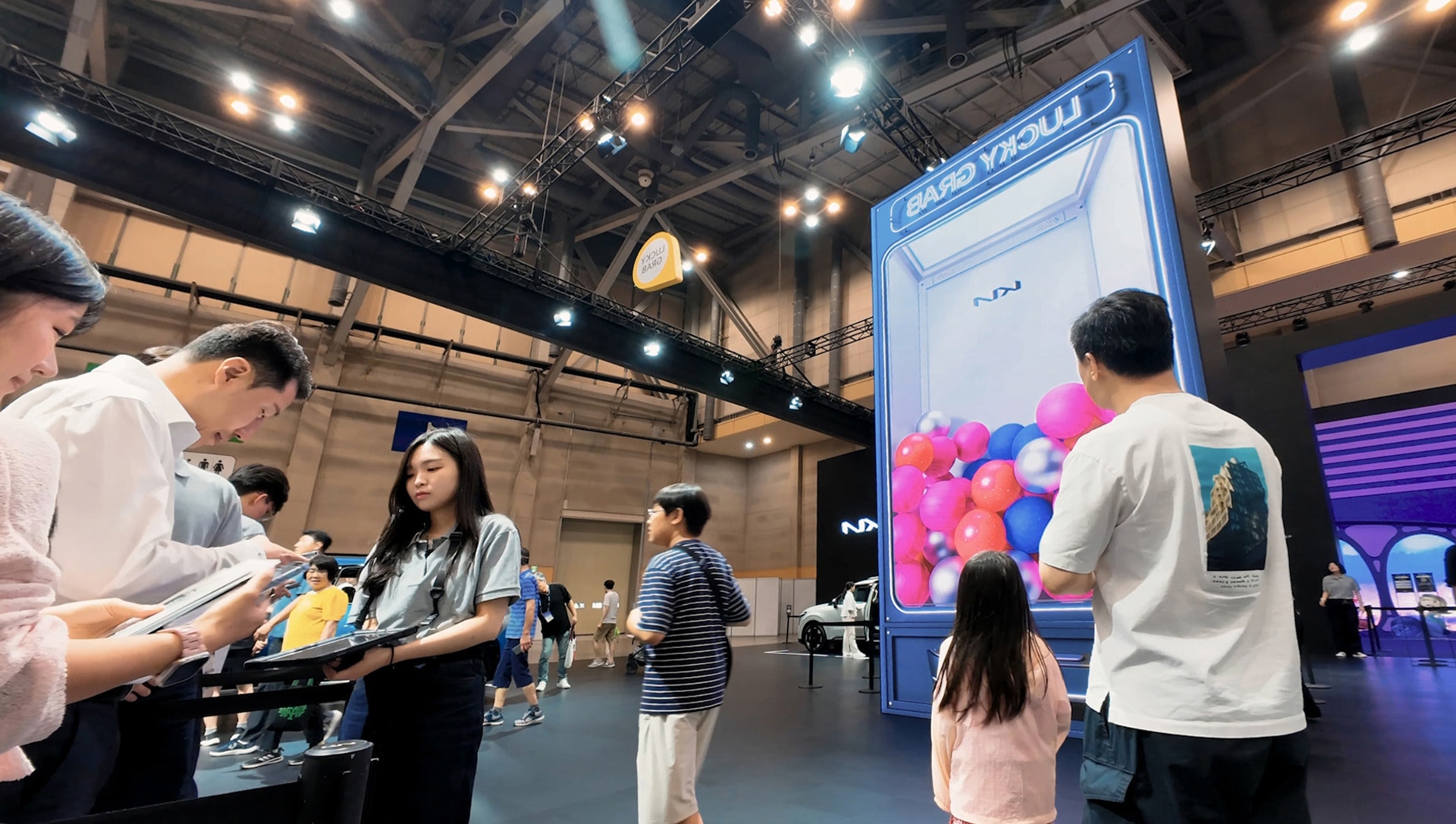 车展潮玩创意—LUCKY GRAB幸运抓球机