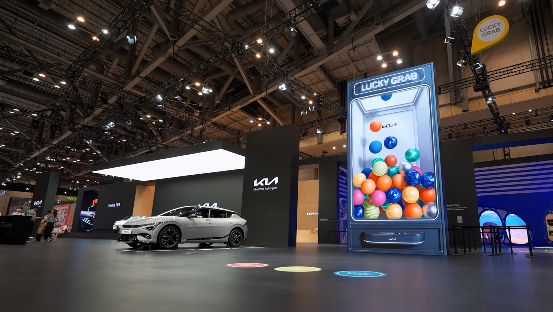 车展潮玩创意—LUCKY GRAB幸运抓球机