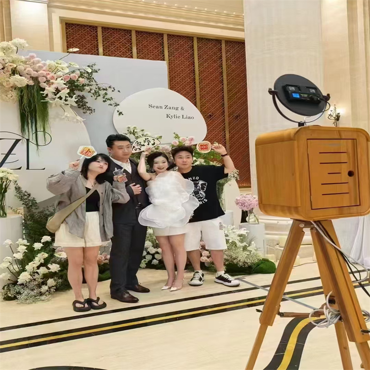 复古相机婚纱照三连拍