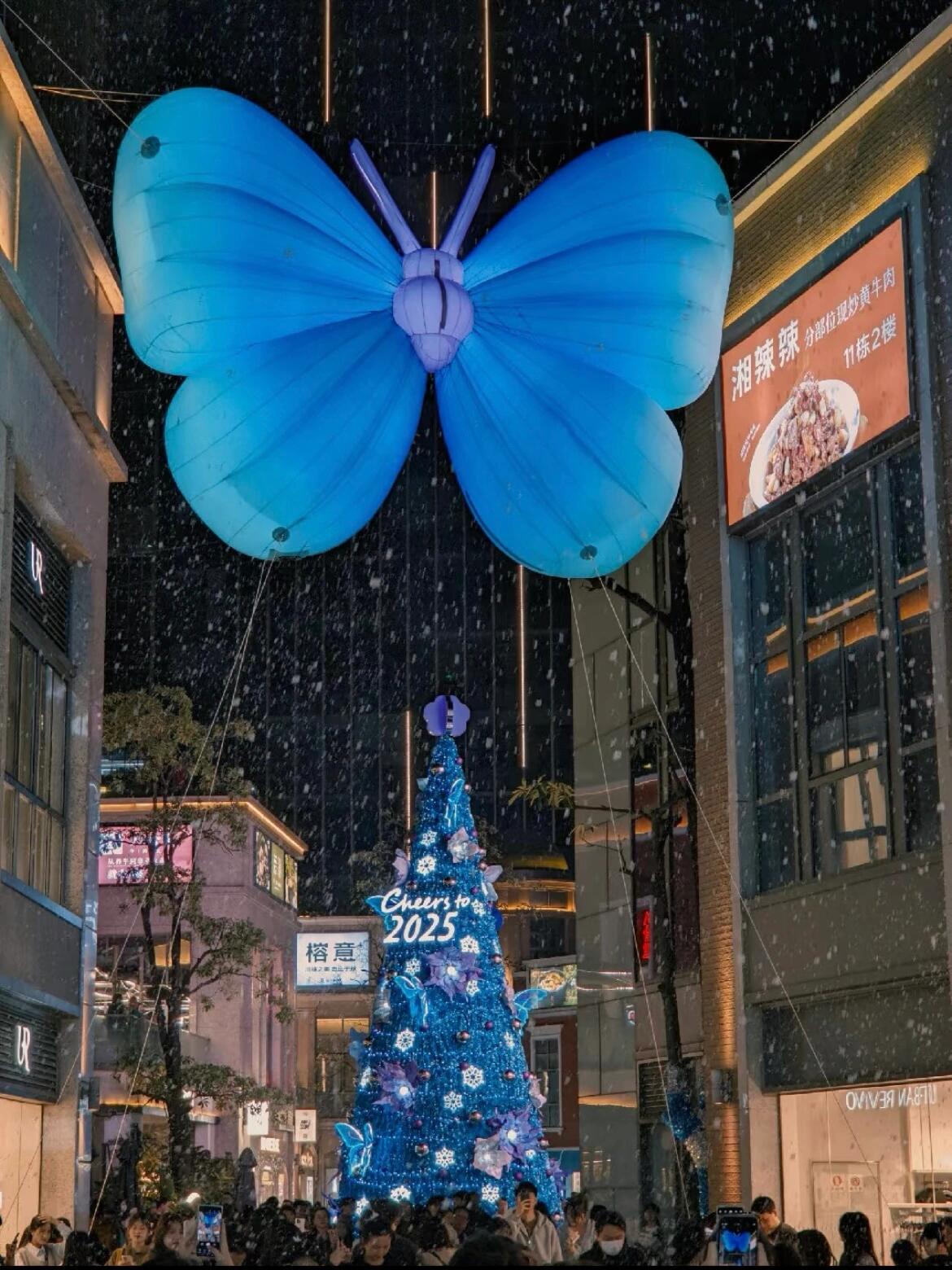 圣诞树美陈装置可定制需要的 联系索亚图册