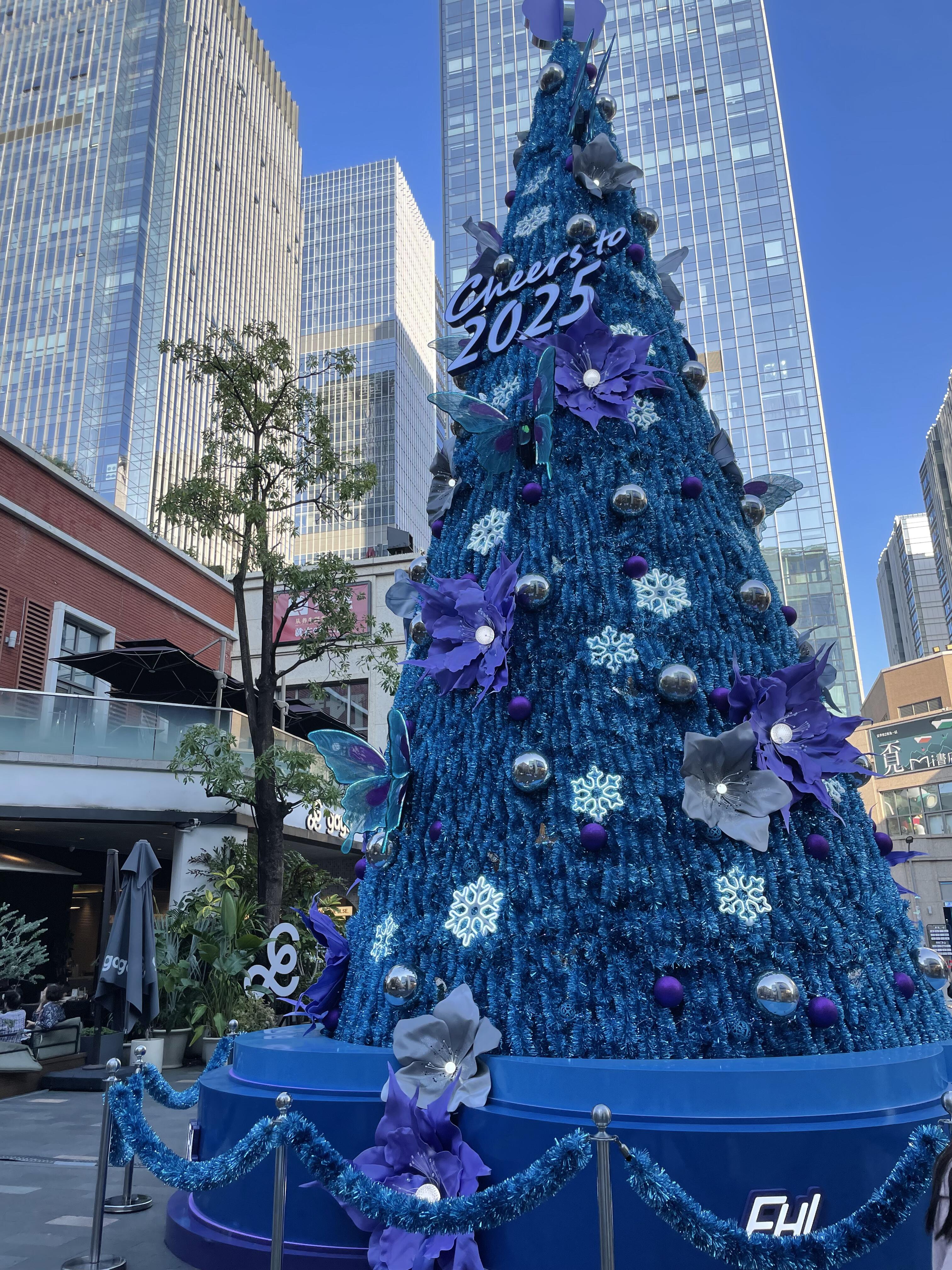 圣诞树美陈装置可定制需要的 联系索亚图册