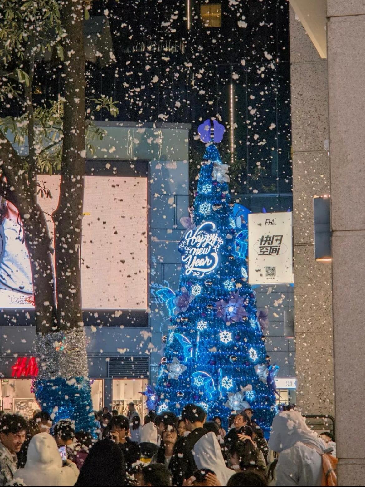 圣诞树美陈装置可定制需要的 联系索亚图册