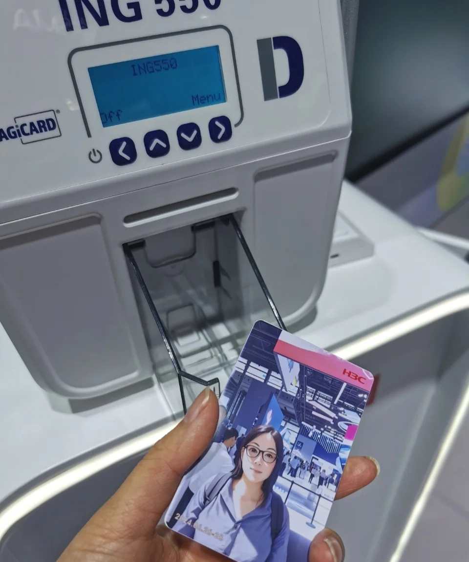 AI制卡机拍照互动装置