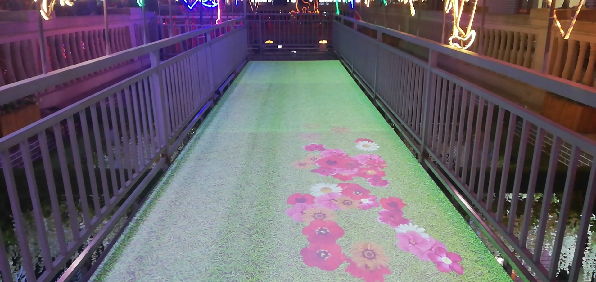地面感应互动踢足球体感互动投影地面足球投影定做虚拟踢球
