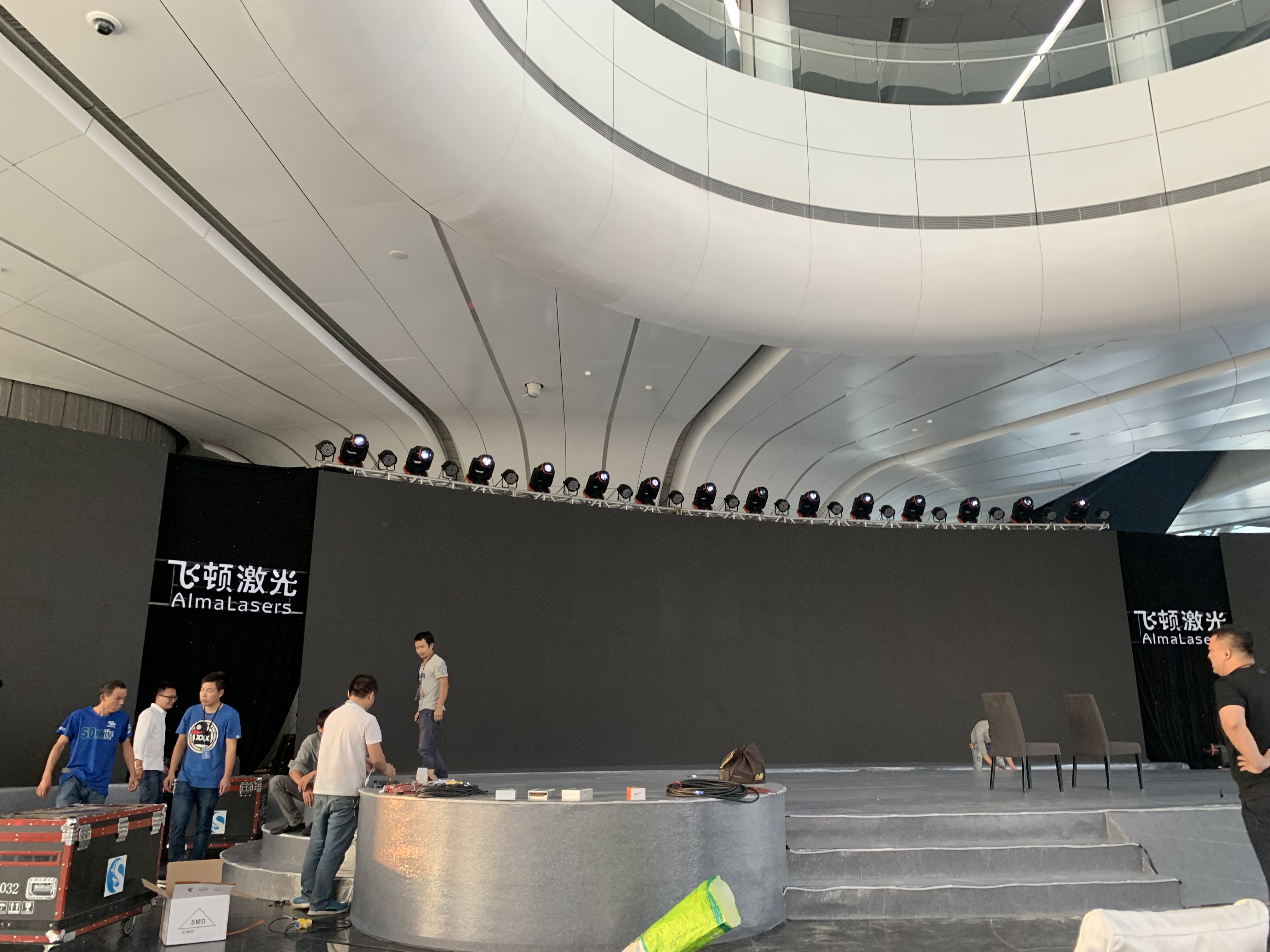 360互动3D环绕拍摄亮相飞顿激光周年庆圆柱星空时刻展示旋转