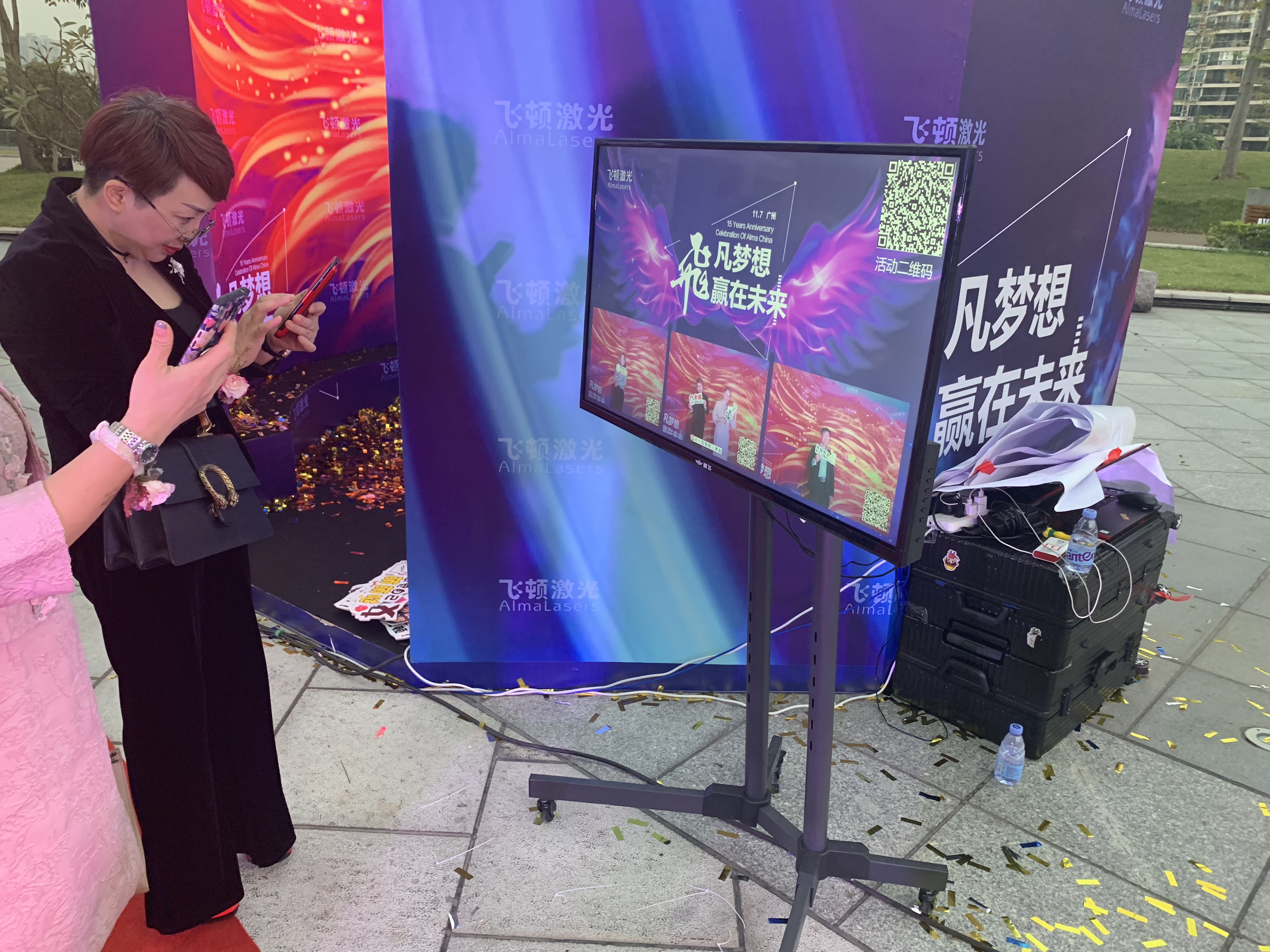 360互动3D环绕拍摄亮相飞顿激光周年庆圆柱星空时刻展示旋转