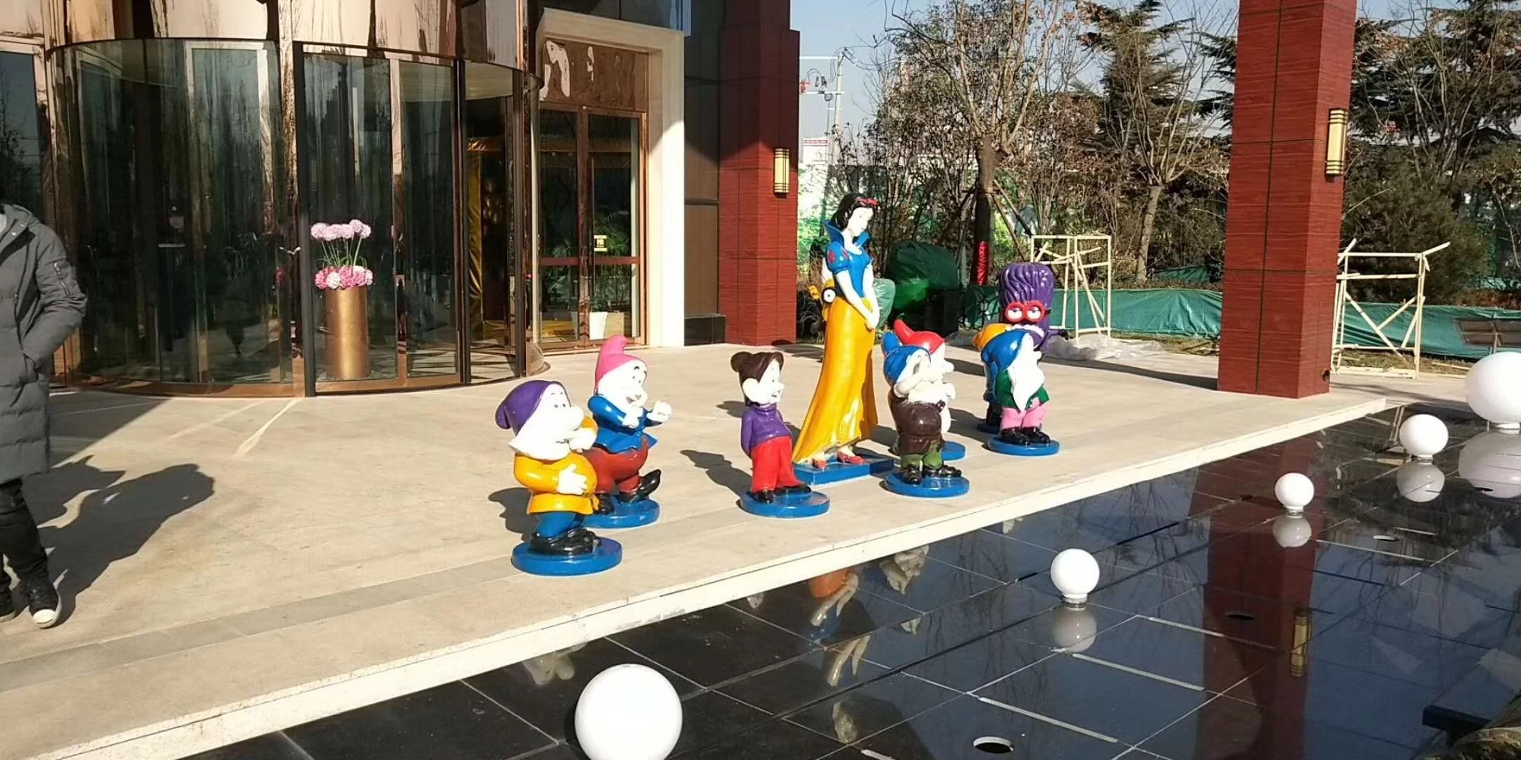 白雪公主与七个小矮人玻璃钢摆件展览道具
