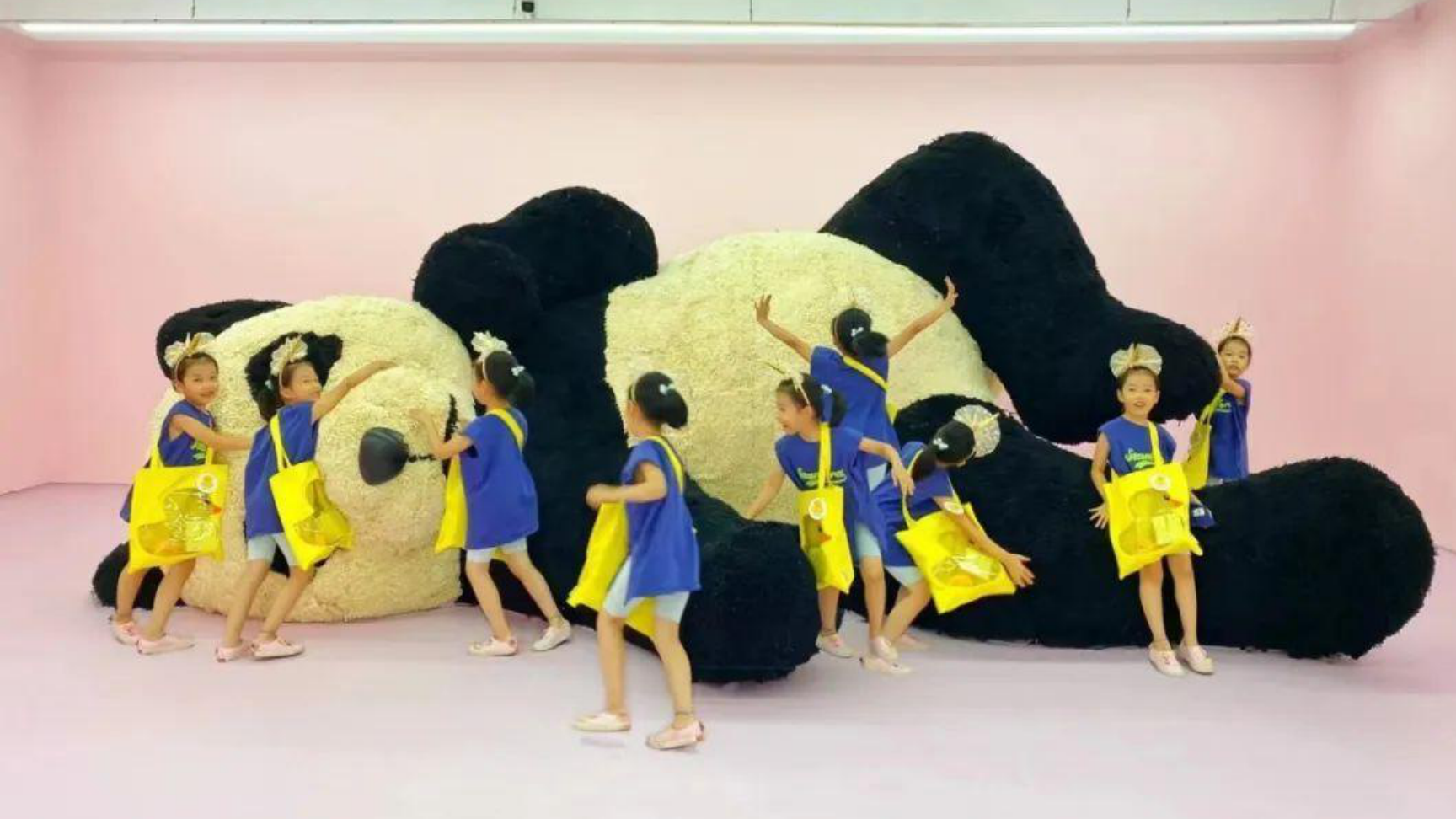 大黄鸭《橡皮鸭二重畅》装置艺术展
