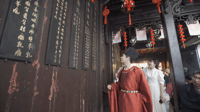 10、了解古街背后的故事.gif